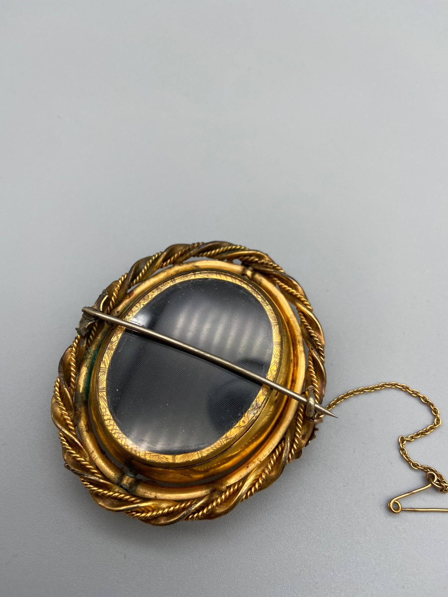 A Victorian gilt metal ornate mourning brooch, swivel centre. - Image 3 of 3