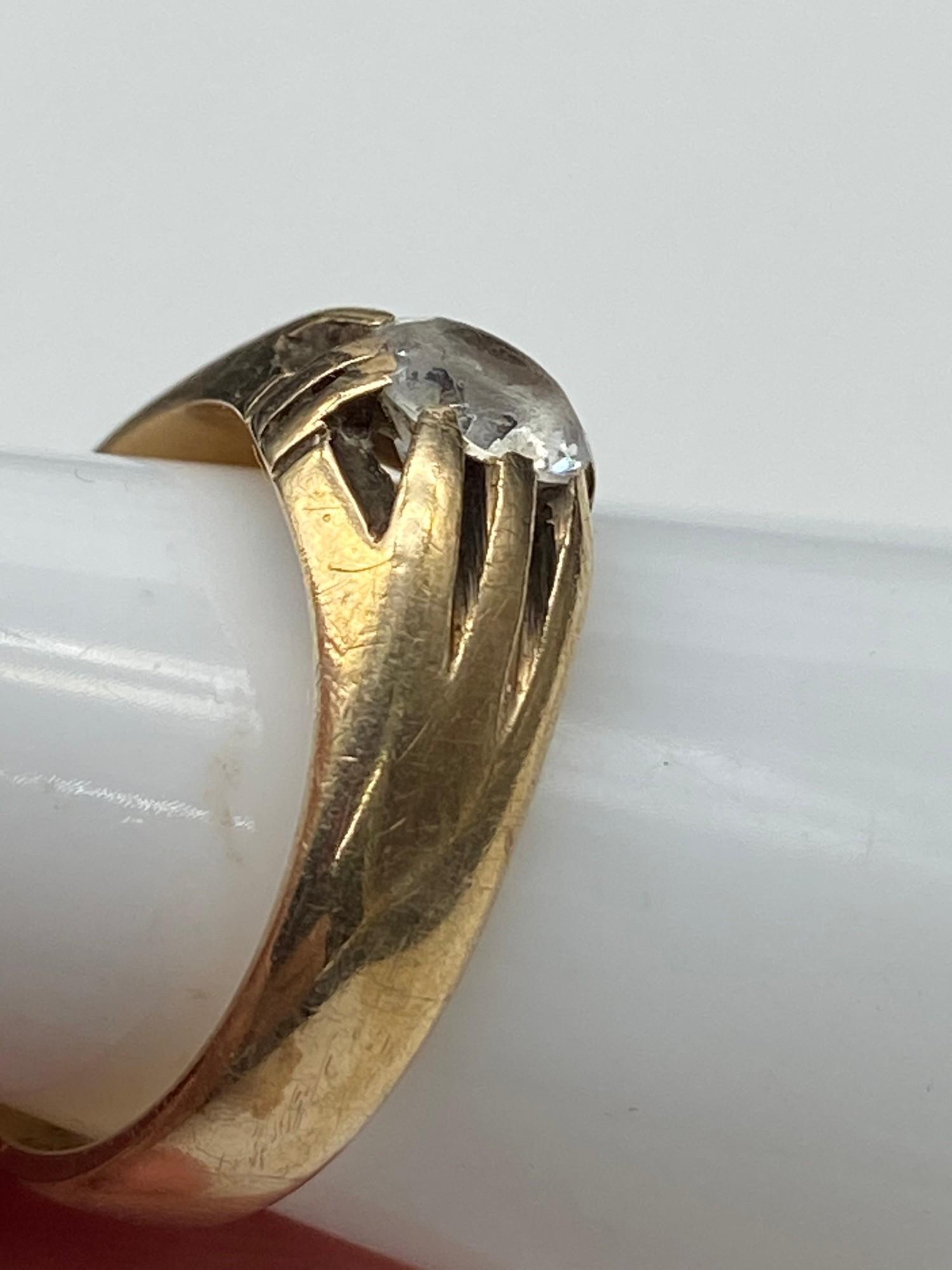 A Gents London 9ct gold ring set with a single quartz clear stone, [Weighs 5.34 grams] [ Ring size - Image 2 of 4