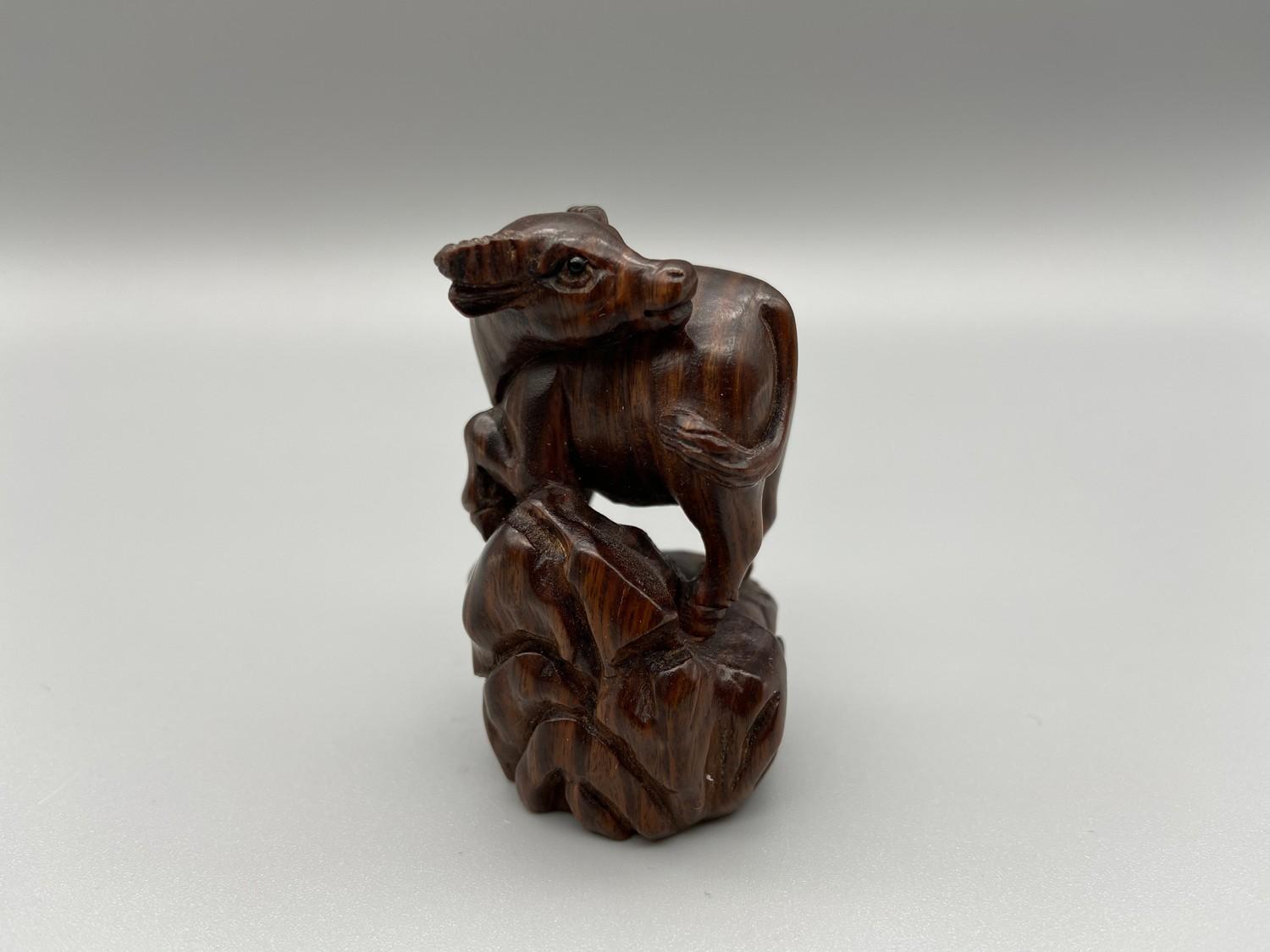 Japanese hand carved netsuke of an Ox detailed with black bead eyes, signed by the artist [5cm]