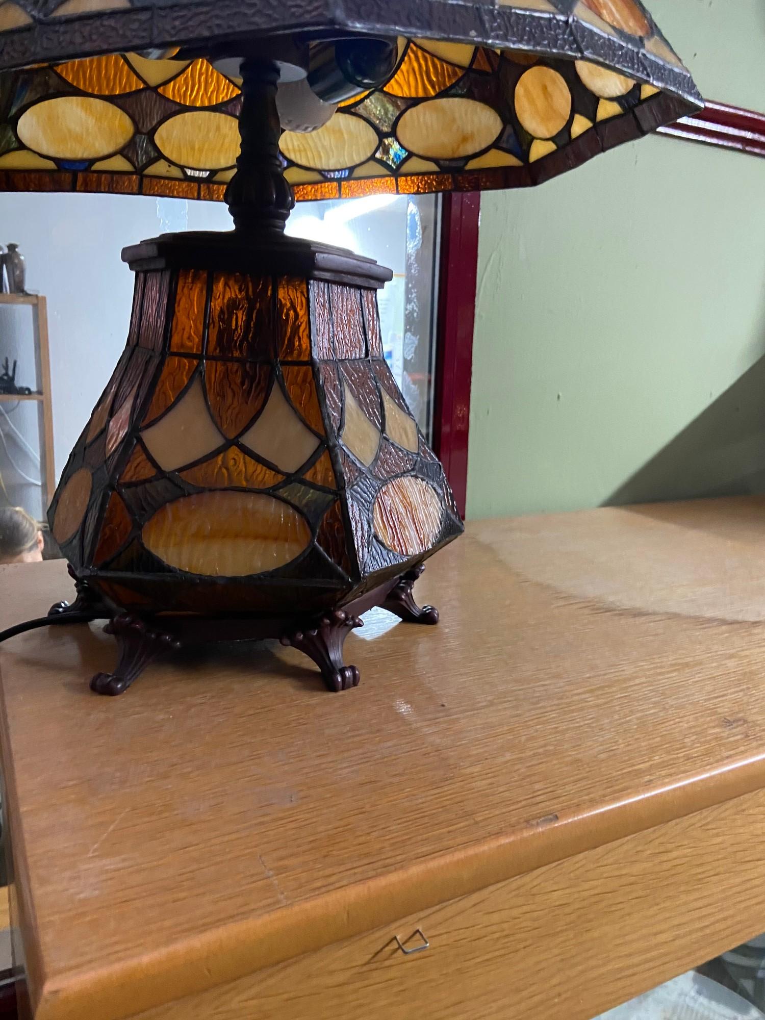 A Vintage beautifully designed Tiffany style Marrakesh table lamp. In a working condition. - Image 4 of 4