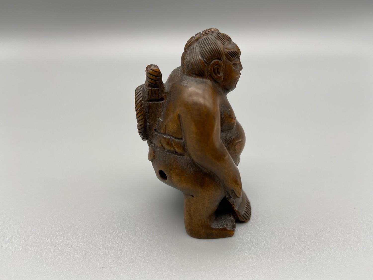 Japanese hand carved netsuke of a sumo wrestler, signed by the artist [5cm] - Image 2 of 5