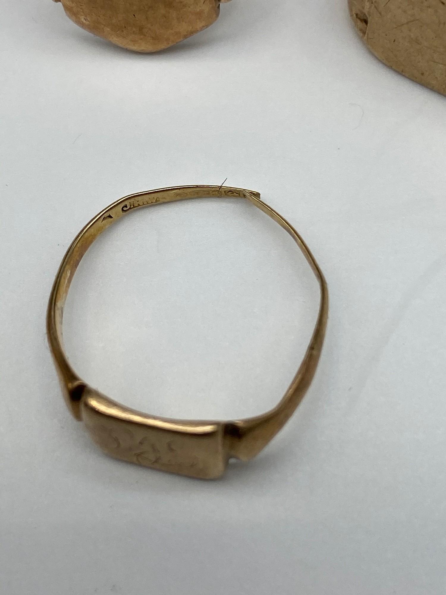 A Lot of three antique 9ct gold signet rings, 9ct gold ring [missing stone] and a gold filled - Image 5 of 6