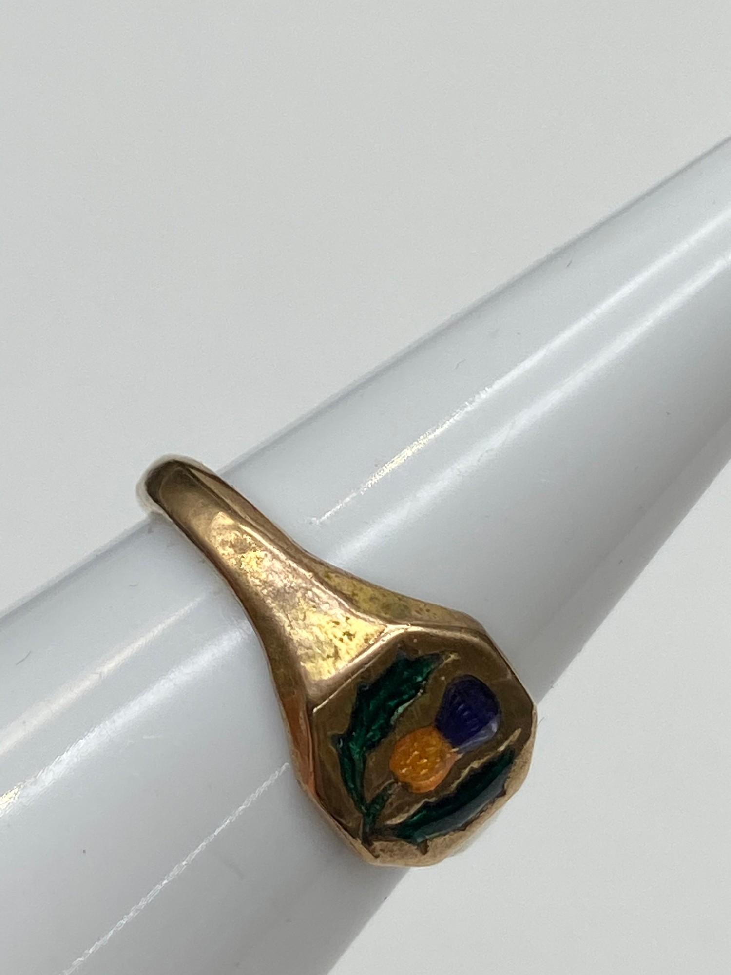 A Possible Gold signet ring designed with enamel painted thistle. [Weighs 2.17 grams] [Ring size M] - Image 2 of 7