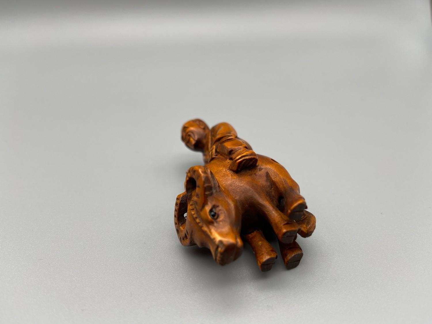 Japanese hand carved netsuke of a gentleman riding an ox, signed by the artist [5.2cm] - Image 5 of 5