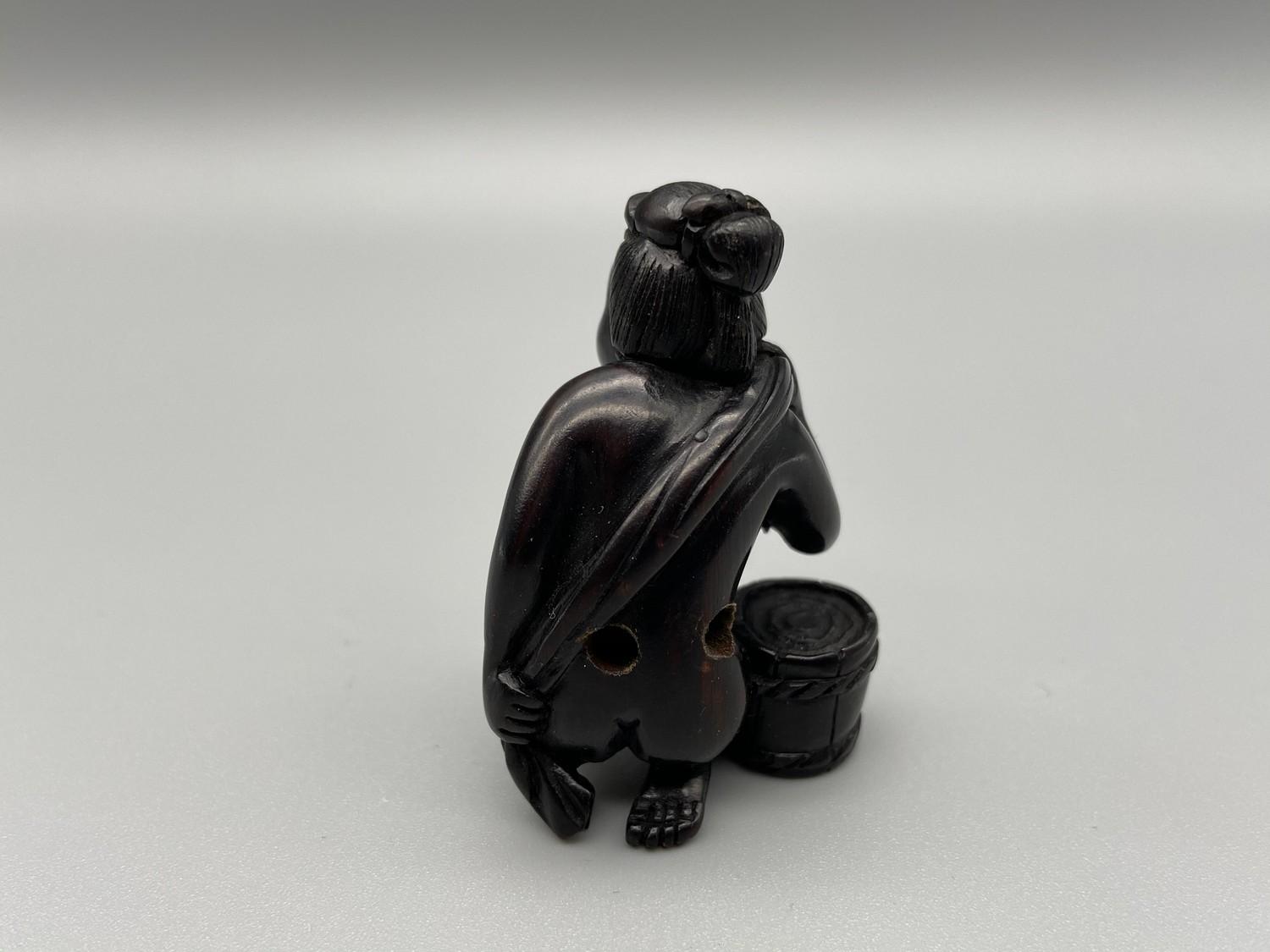 Japanese hand carved netsuke of a nude geisha washing [4.5cm] - Image 3 of 5