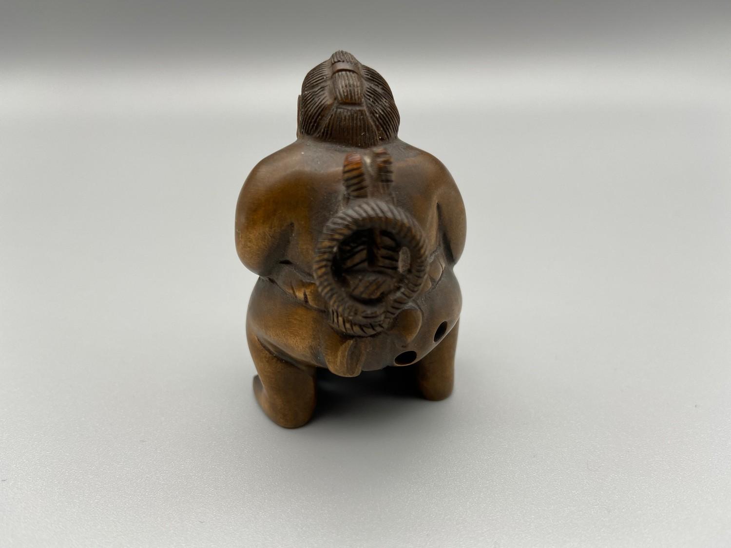 Japanese hand carved netsuke of a sumo wrestler, signed by the artist [5cm] - Image 3 of 5