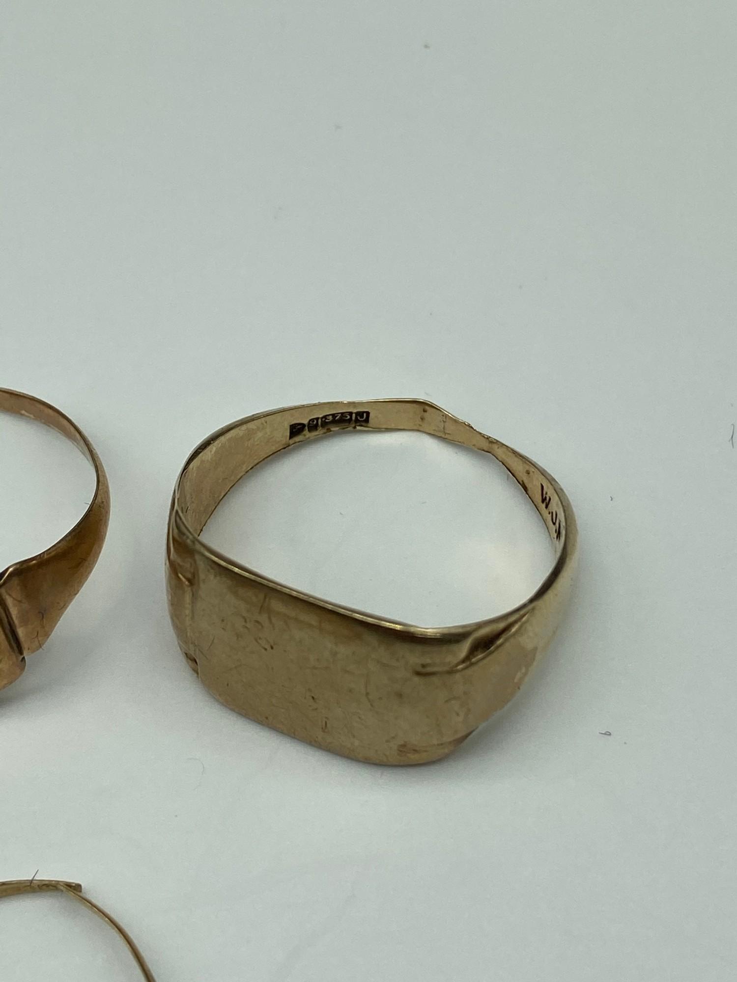 A Lot of three antique 9ct gold signet rings, 9ct gold ring [missing stone] and a gold filled - Image 6 of 6