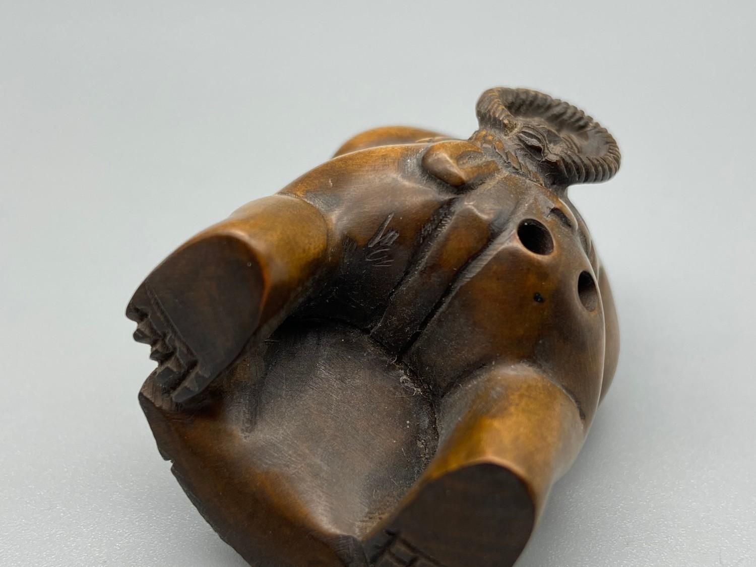 Japanese hand carved netsuke of a sumo wrestler, signed by the artist [5cm] - Image 5 of 5