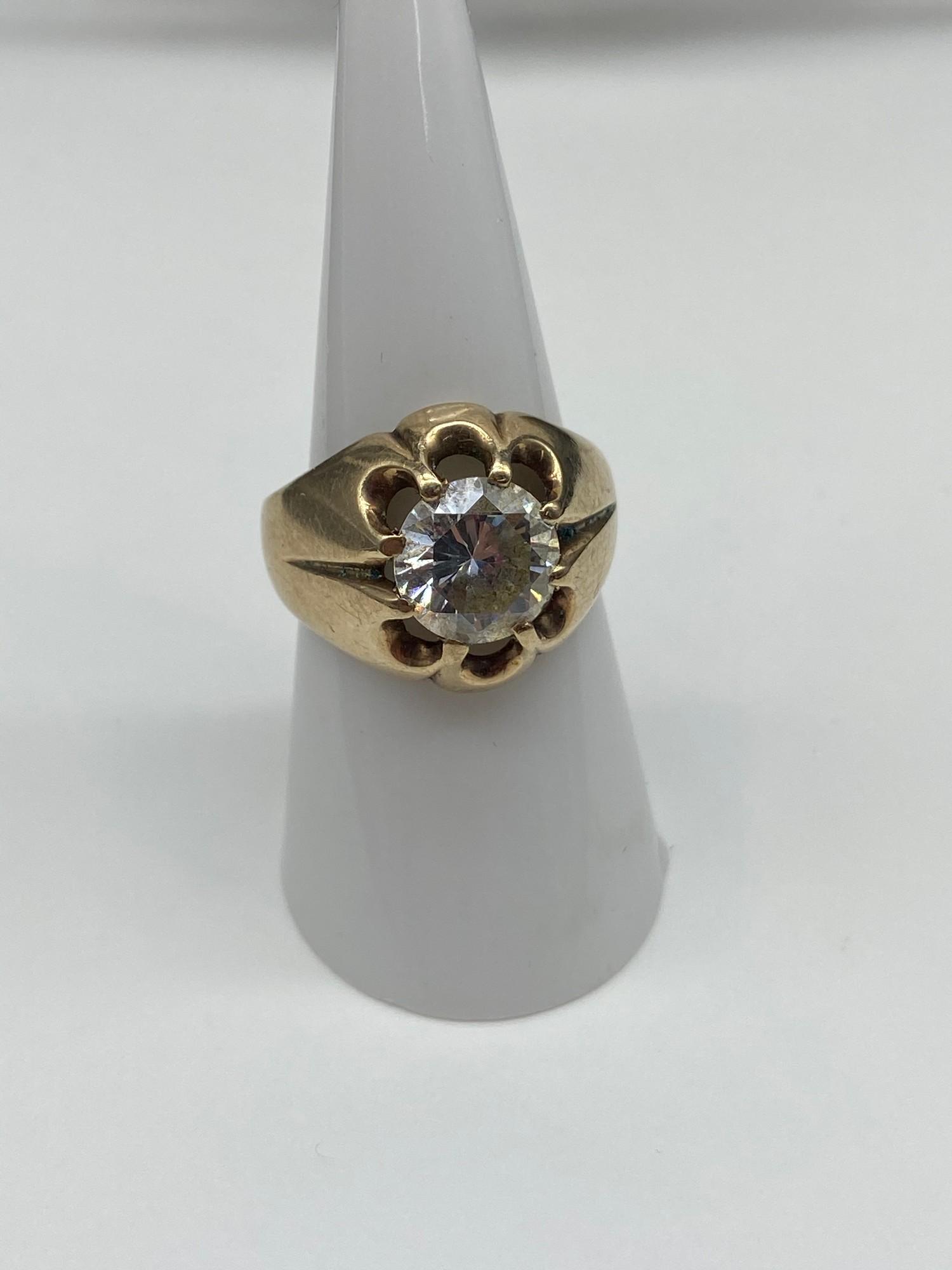 A Gents Antique 9ct gold ring set with a large clear glass stone. [7.21 grams] [Ring size N]