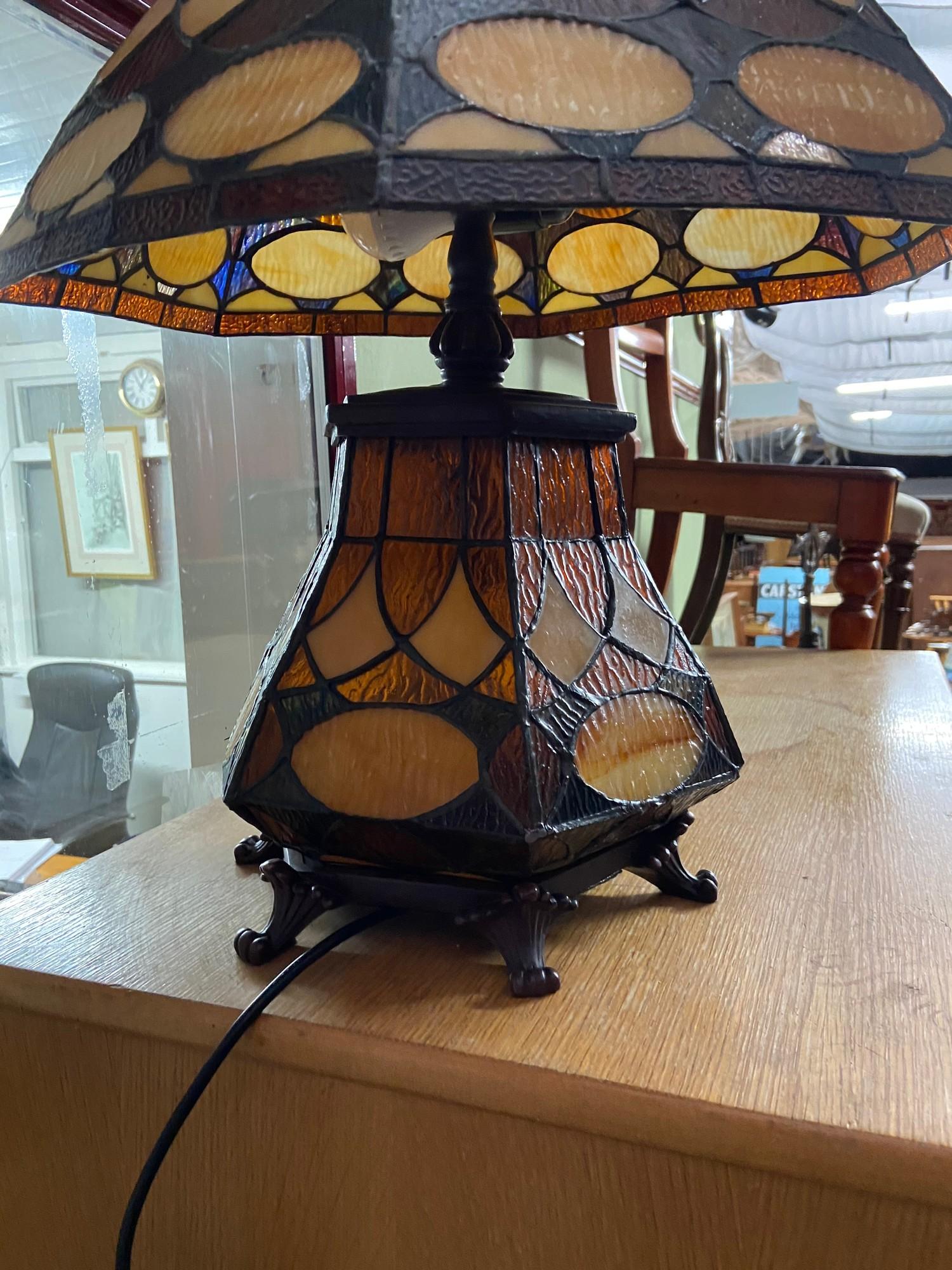 A Vintage beautifully designed Tiffany style Marrakesh table lamp. In a working condition. - Image 2 of 4