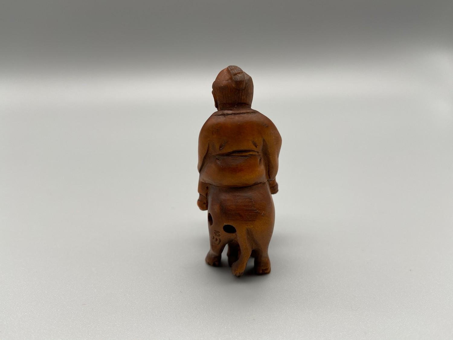 Japanese hand carved netsuke of a gentleman riding an ox, signed by the artist [5.2cm] - Image 4 of 5