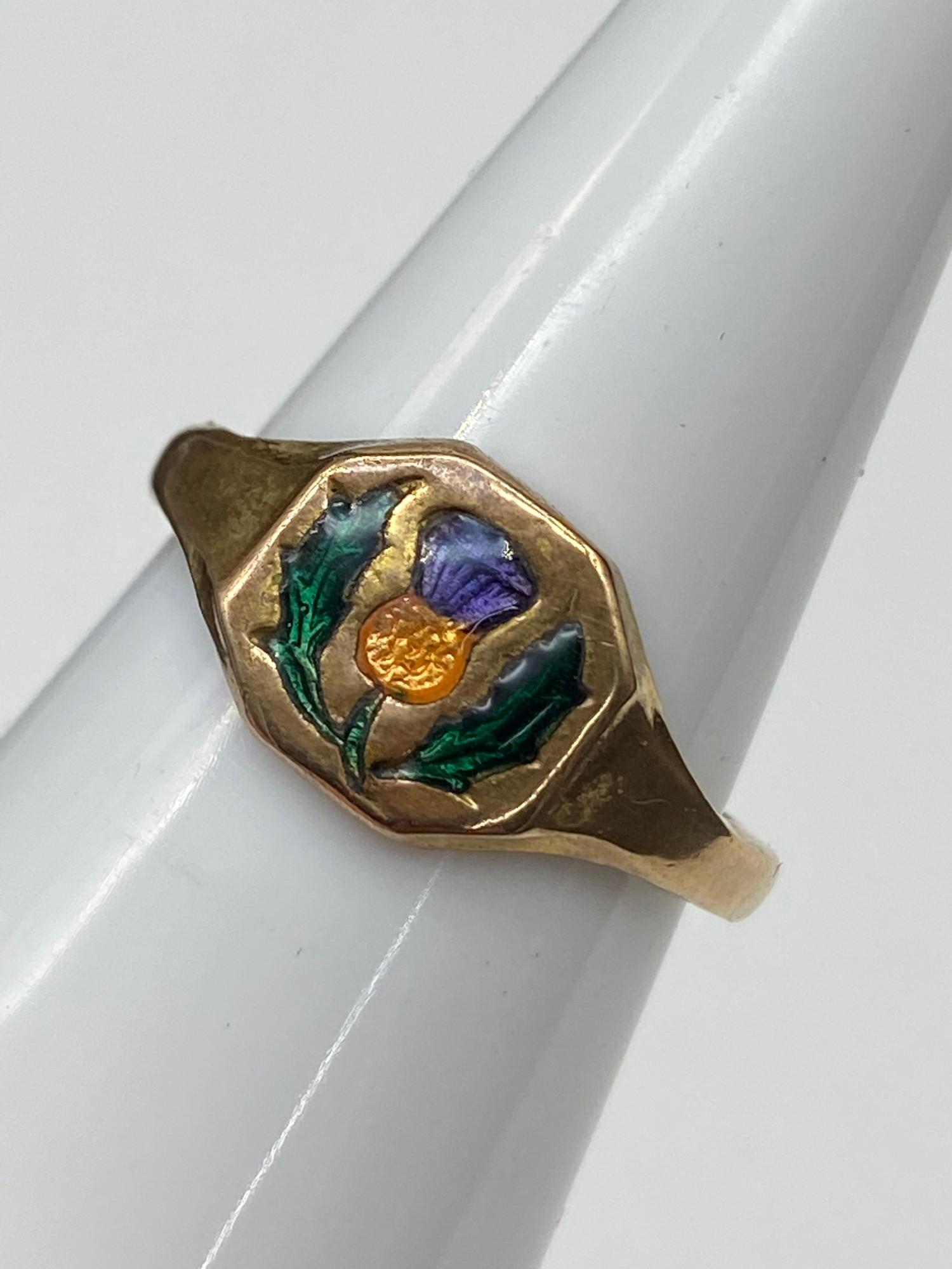 A Possible Gold signet ring designed with enamel painted thistle. [Weighs 2.17 grams] [Ring size M] - Image 7 of 7