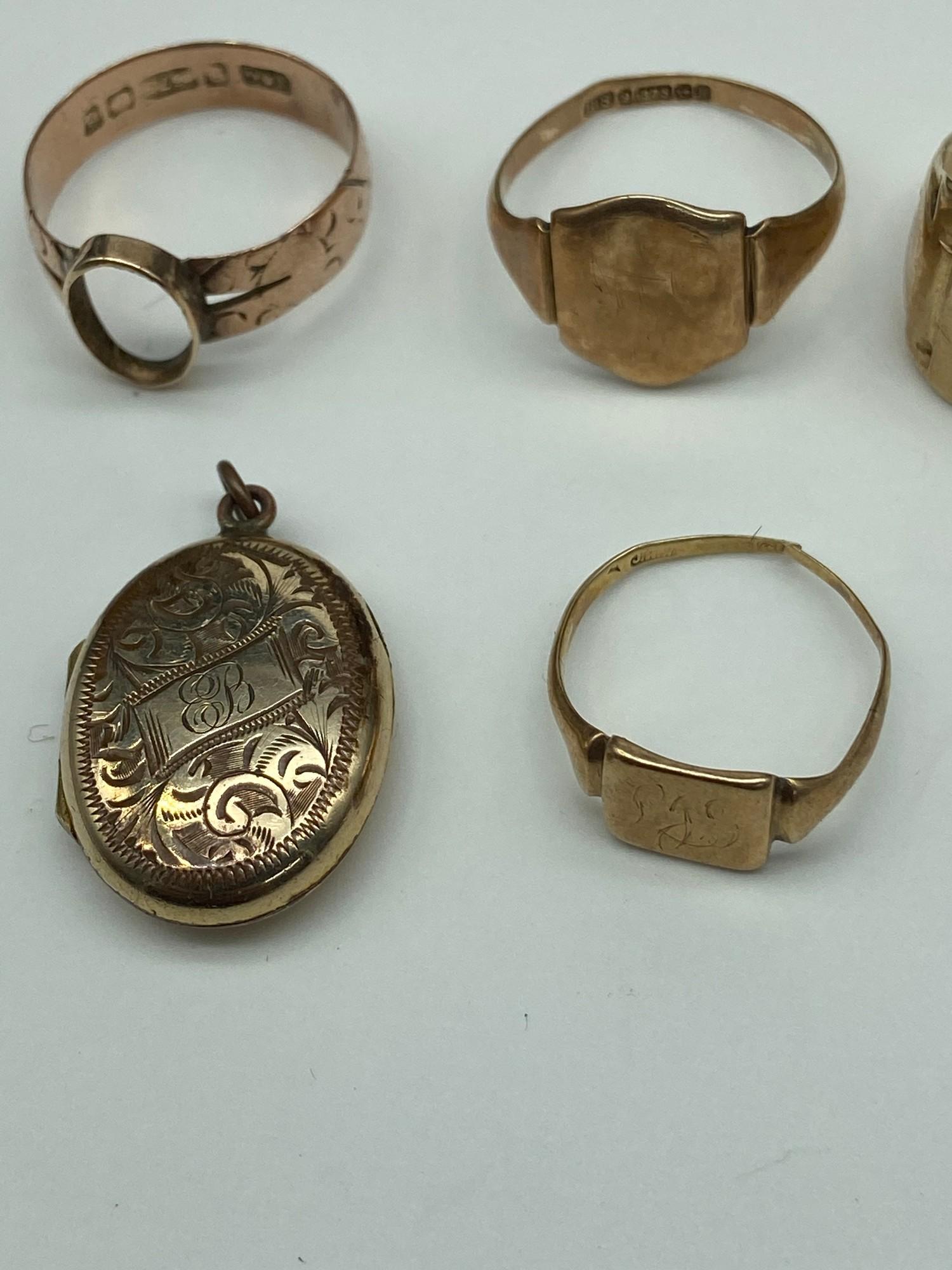 A Lot of three antique 9ct gold signet rings, 9ct gold ring [missing stone] and a gold filled - Image 4 of 6