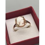 A Ladies antique 9ct gold cameo ring. Ring size Q 1/2. [2 Grams]