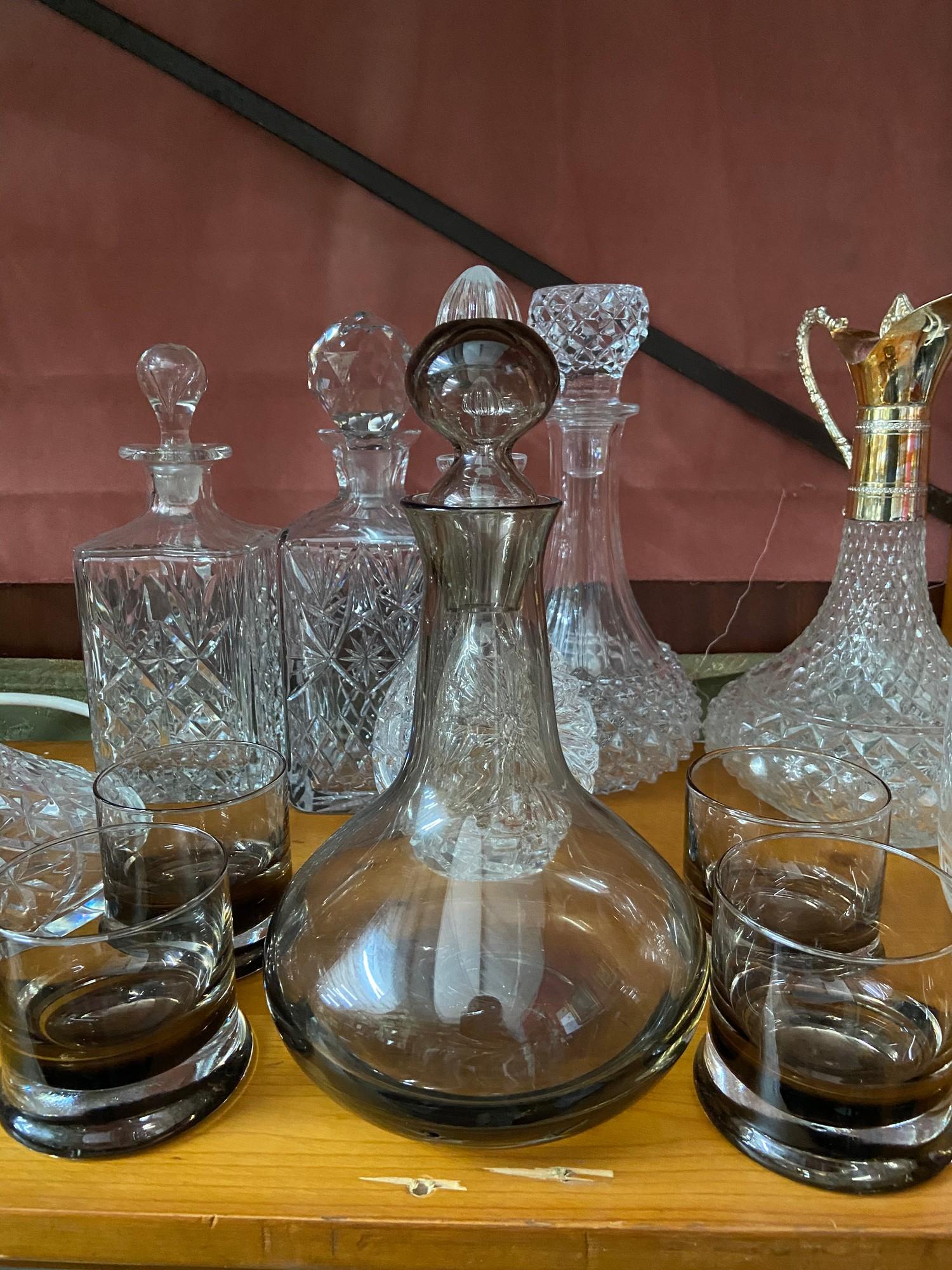 A Lot of vintage and antique cut crystal and glass decanters which includes smoked glass whisky - Image 5 of 6