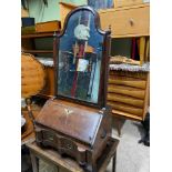 An Early Georgian ladies writing desk with mirror. Designed with interior drawers and writing