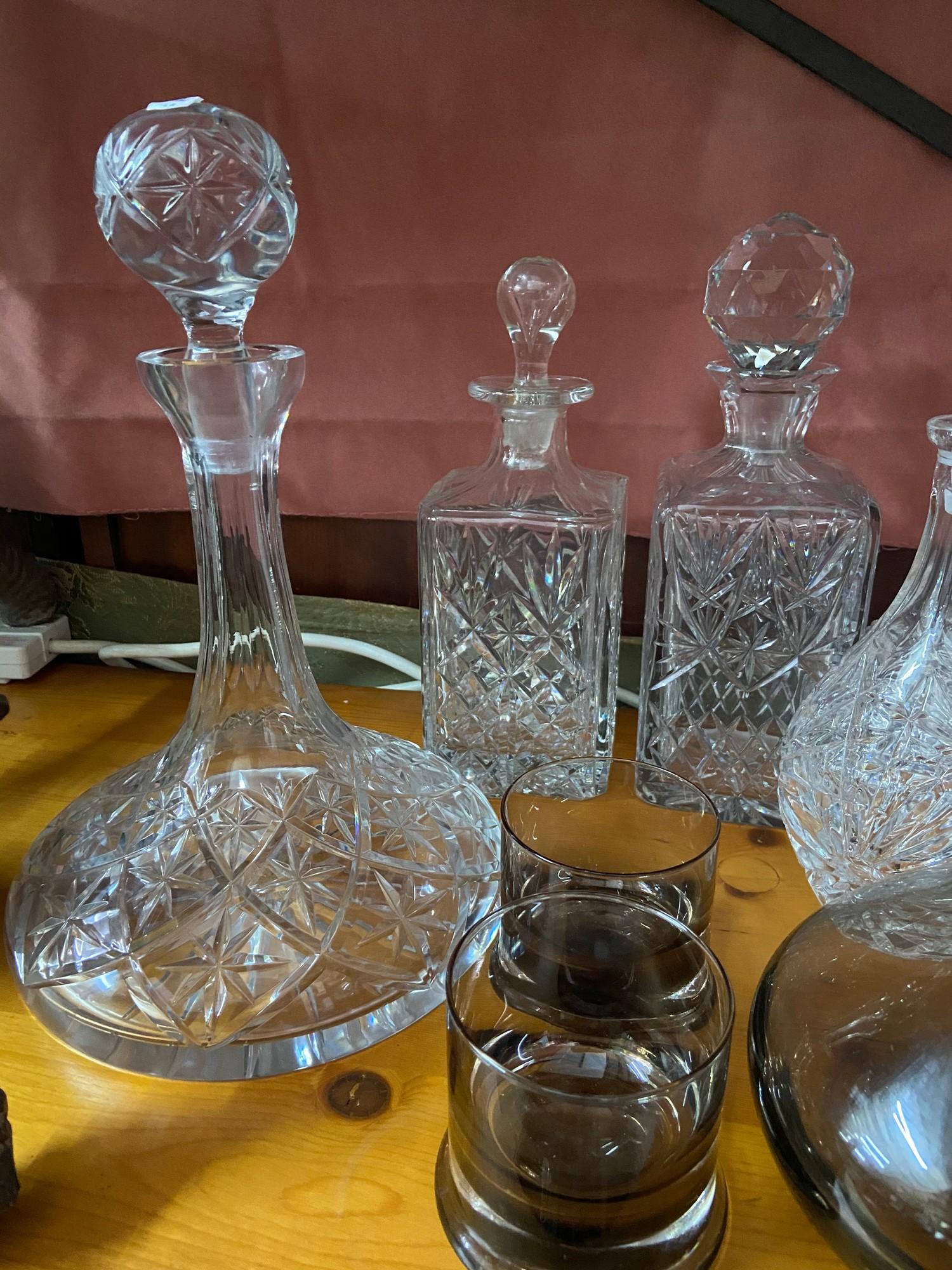 A Lot of vintage and antique cut crystal and glass decanters which includes smoked glass whisky - Image 6 of 6