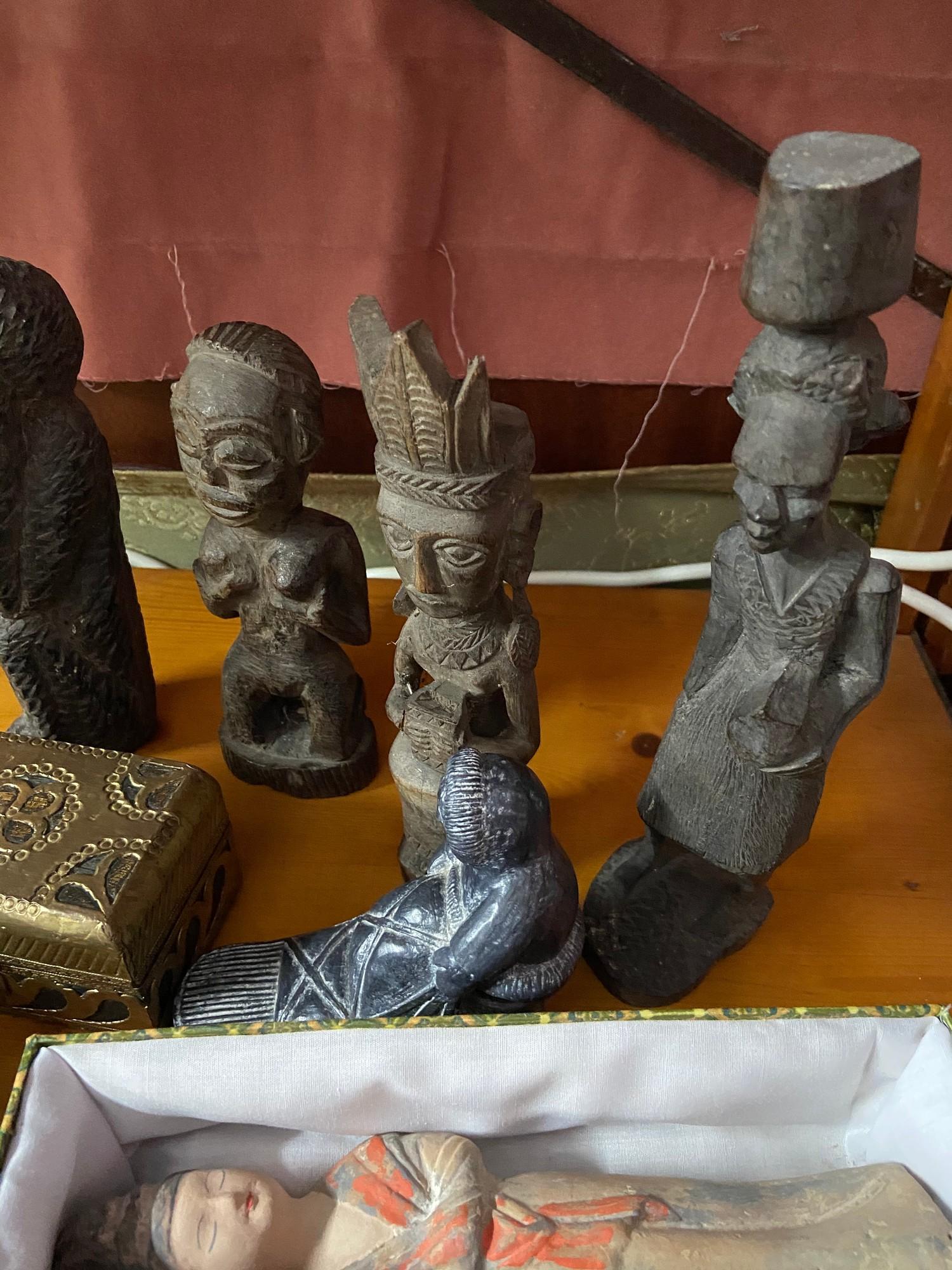 A Lot of 5 19th/ 20th century hand carved tribal figures together with soapstone carved Eskimo - Image 5 of 5