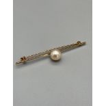 A Ladies 20th century cultured pearl 9ct gold bar brooch. [2.3grams]