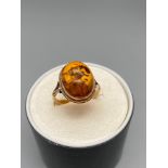 A Ladies antique 9ct gold and amber ring. Ring size O. [3.16 Grams]