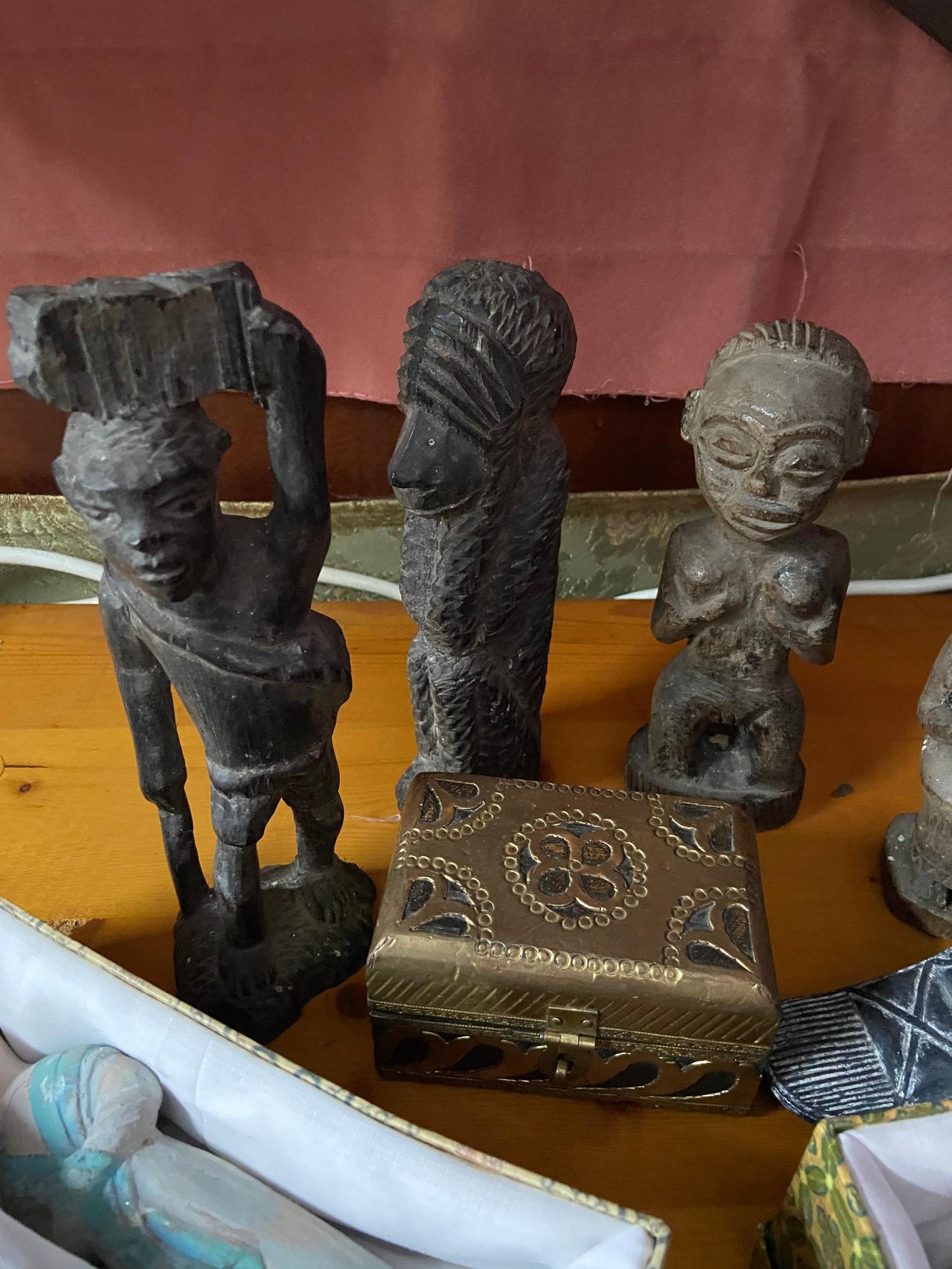 A Lot of 5 19th/ 20th century hand carved tribal figures together with soapstone carved Eskimo - Image 2 of 5