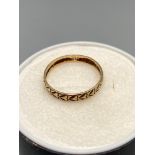 A Ladies 9ct gold wedding band designed with engraved hearts. Ring size M1/2.[1.25 Grams]