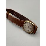 A Vintage Uno 15 Jewels watch, set within a 9ct gold casing. Has a leather strap. In a working