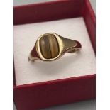 A Gents 9ct gold pinky ring set with a tiger eye stone. Ring size R. [3.45Grams]