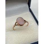 Antique ladies 18ct gold ring set with a cameo style stone/ Agate stone. Ring size K. [Weighs 1.