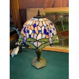 Tiffany style dragon fly design table lamp. In a working condition. [45cm height]
