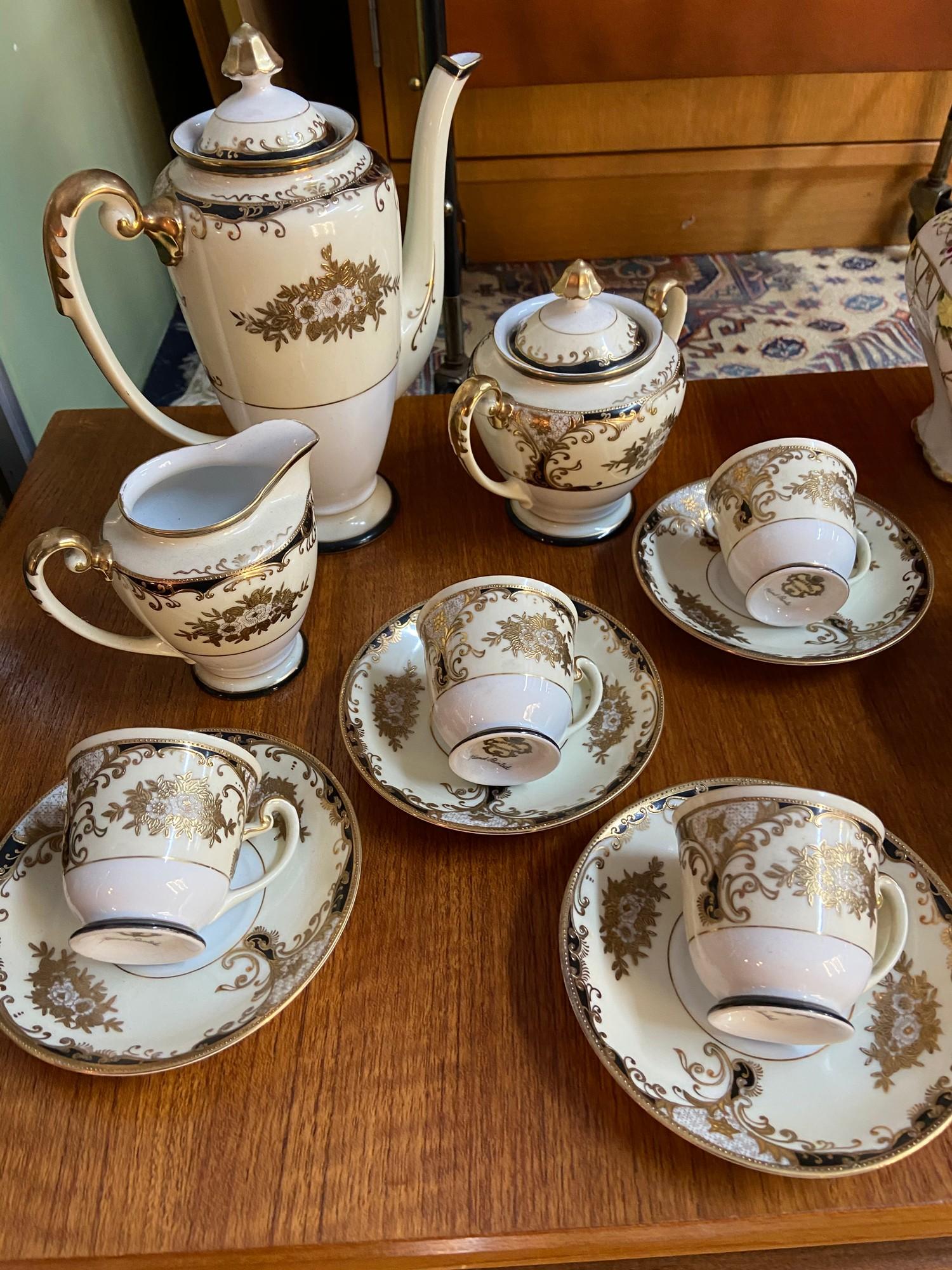 A Lot of collectable porcelain wares to include Crown Devon fish design bowl, Satsuma vase, Wedgwood - Image 2 of 4