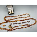 A Lot of vintage amber bead necklaces, pendants and bracelet. The lot includes a vintage amber