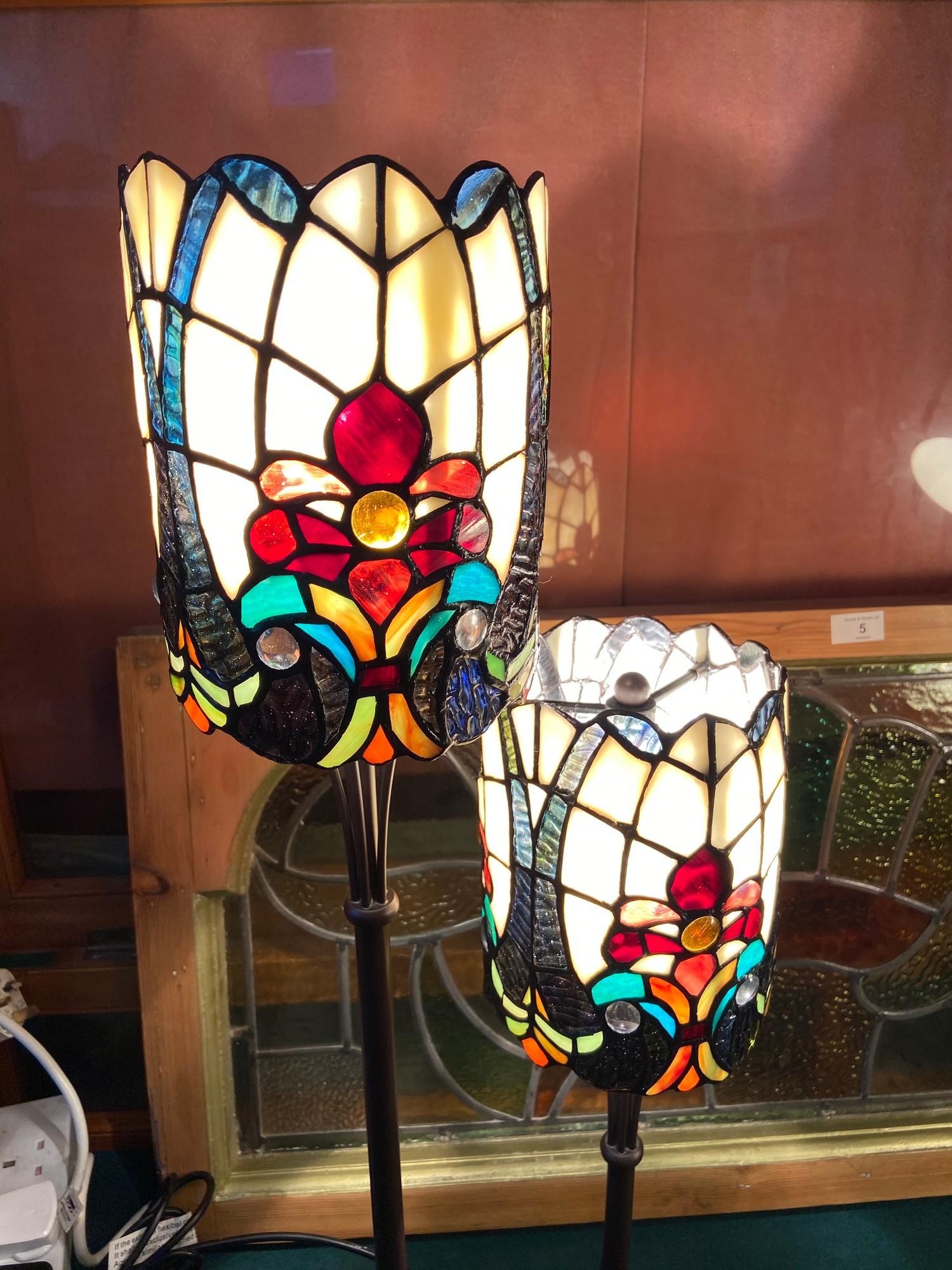 A Two tier Tiffany style table lamp. In a working condition. [74cm height] - Image 2 of 3