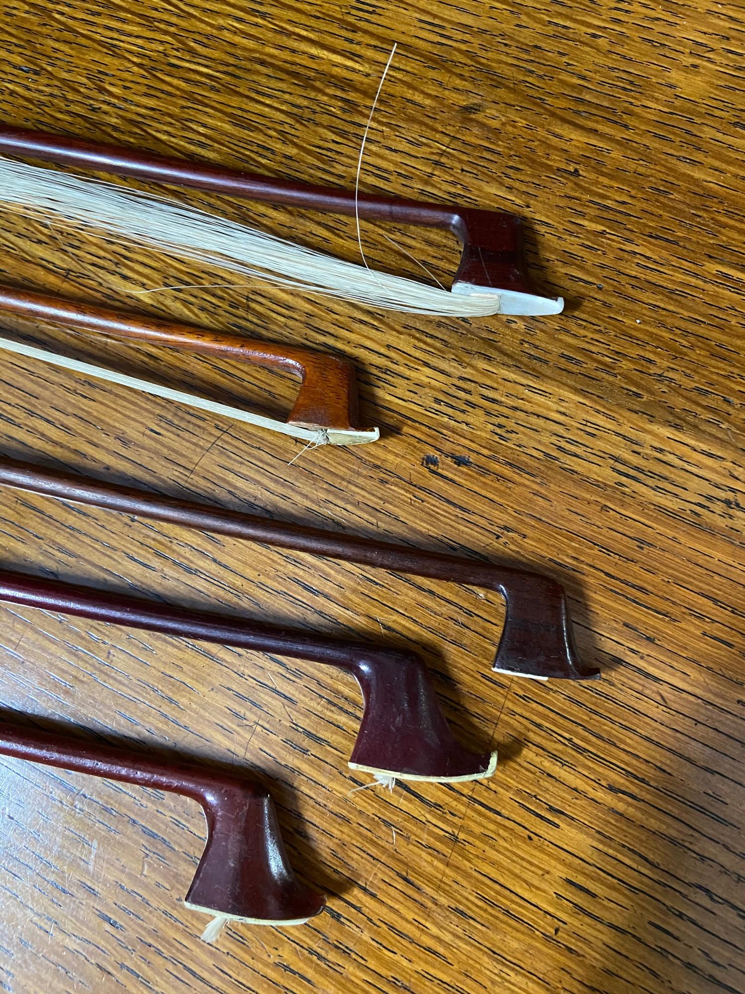 A Lot of 5 various violin bows - Image 2 of 3