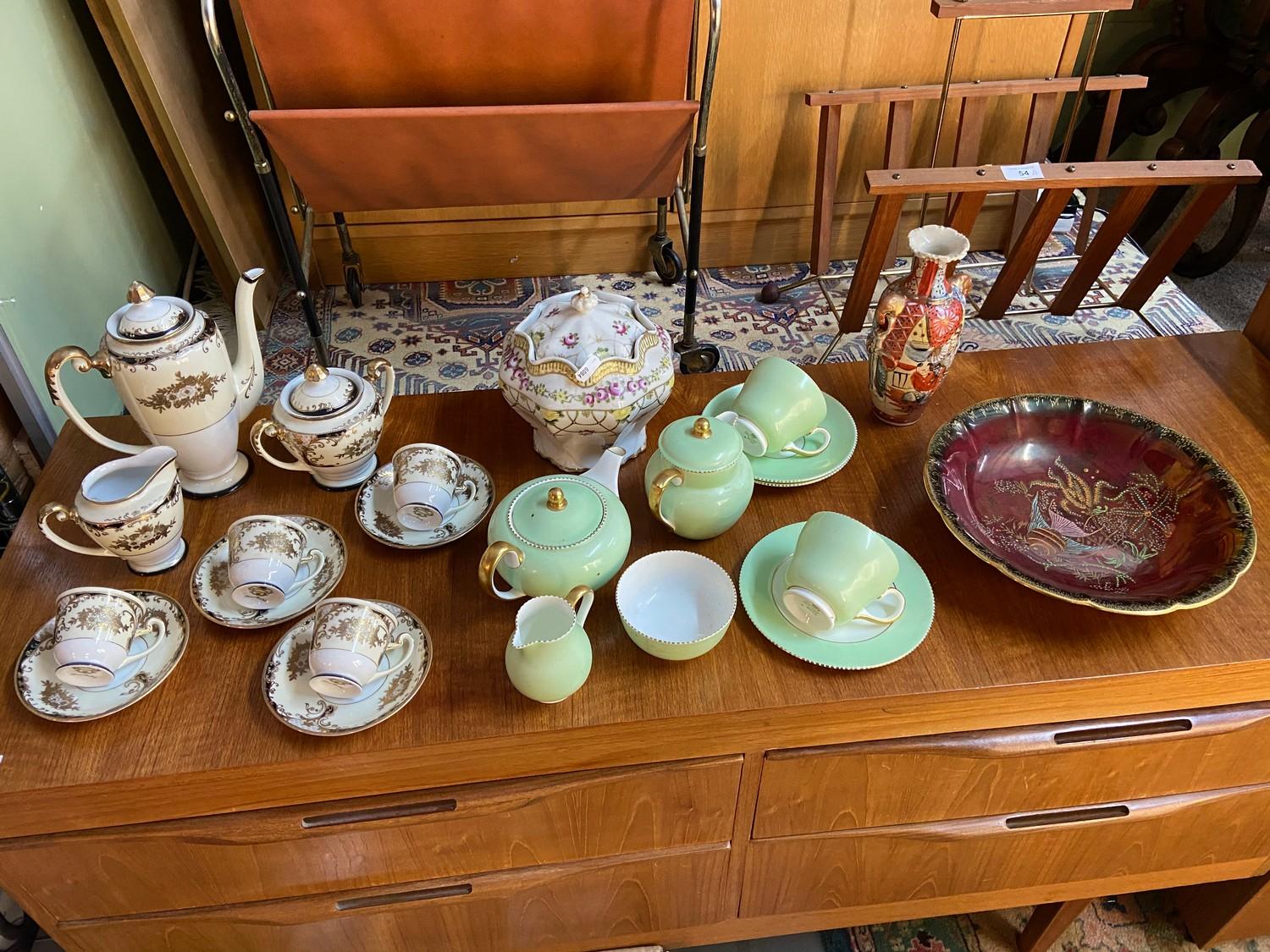 A Lot of collectable porcelain wares to include Crown Devon fish design bowl, Satsuma vase, Wedgwood