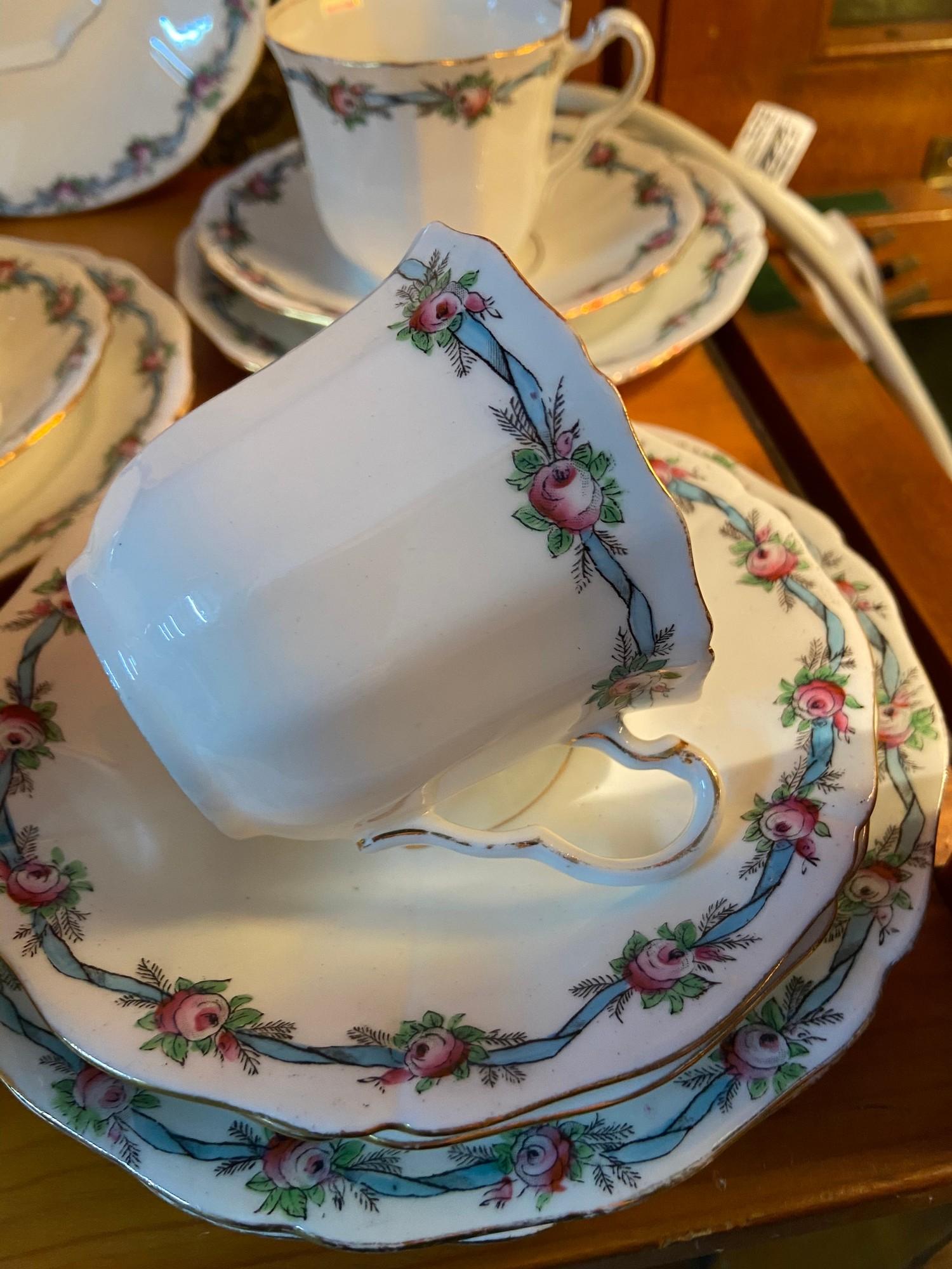 A Vintage 25 piece E. Hughes & Co Floral design tea set - Image 2 of 4