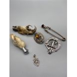 A Lot of vintage Scottish claw brooches and clan badges. Includes Iona silver luckenbooth brooch