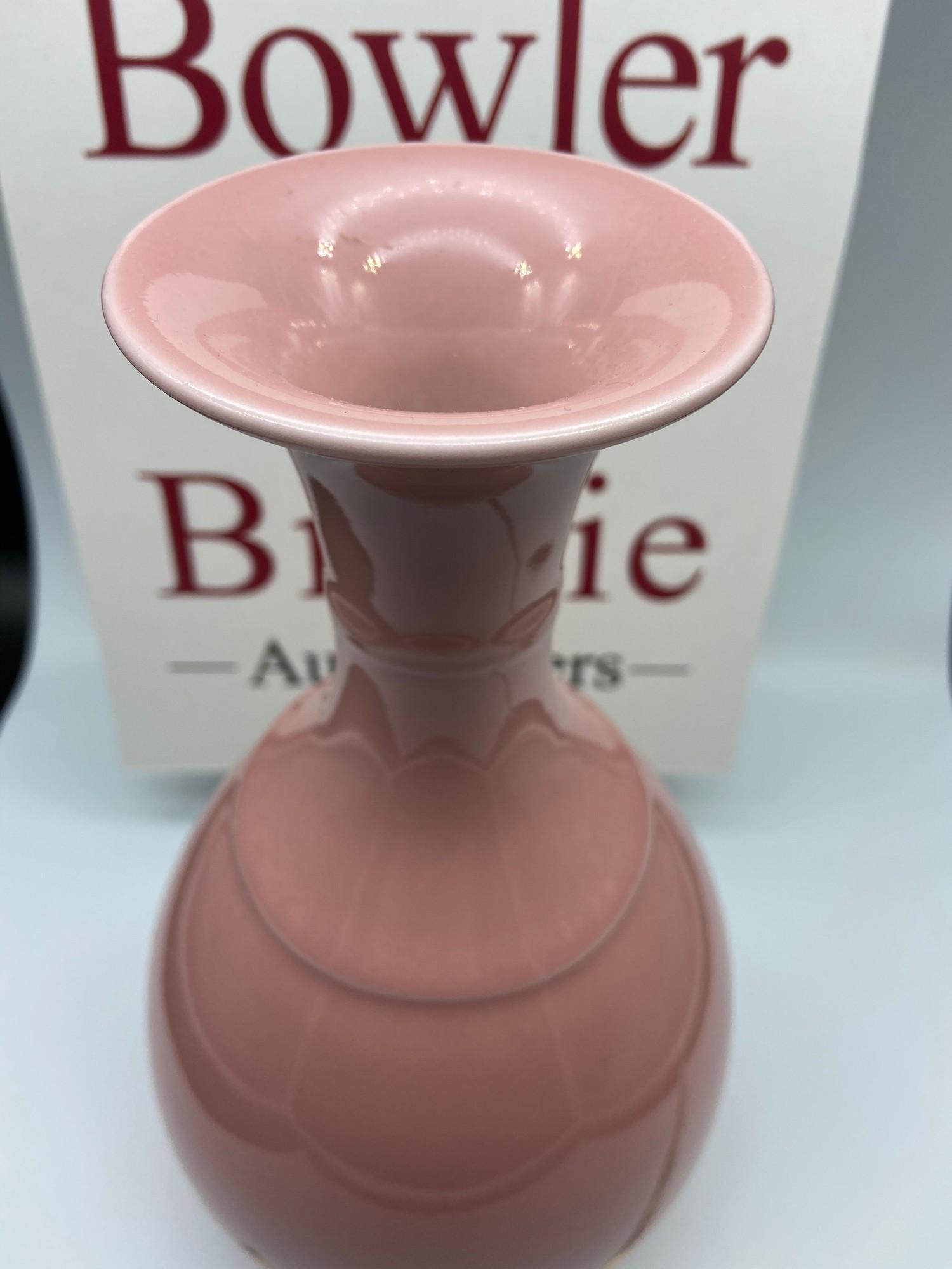 A 20th century Chinese pink glazed vase. Stamped with Da Qing Qianlong Nian Zhi 'Great Qing Qianlong - Bild 2 aus 5