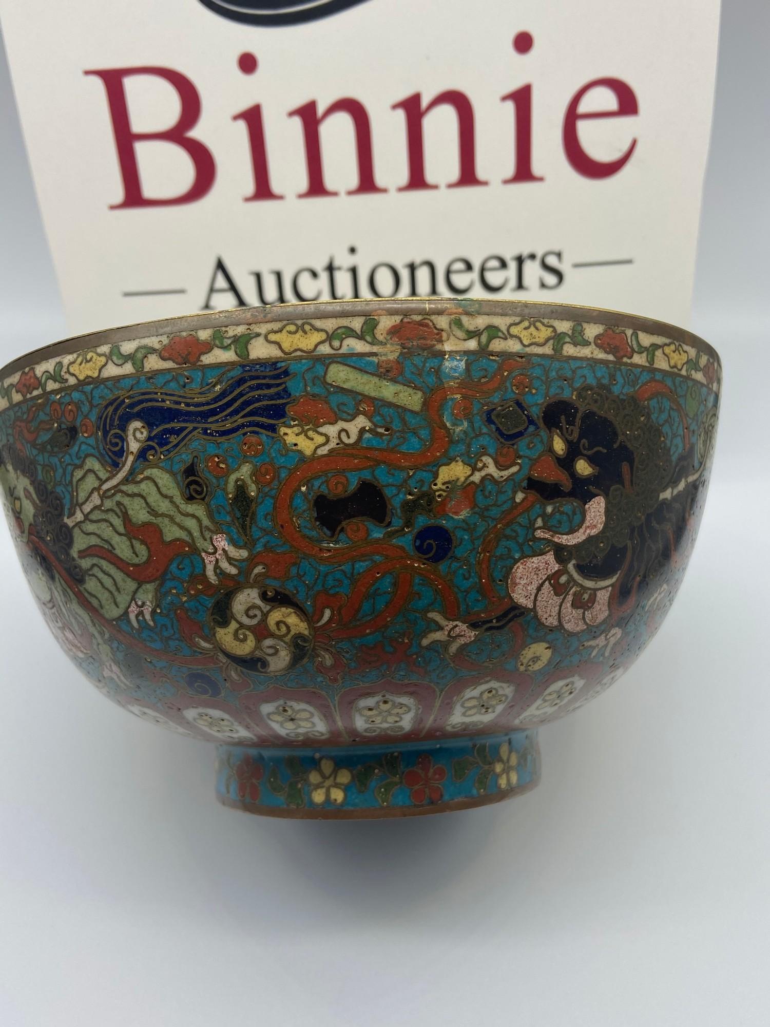 A Chinese cloisonnï¿½ bowl, Ming dynasty, decorated to the exterior with four Buddhist lions amid - Bild 3 aus 10