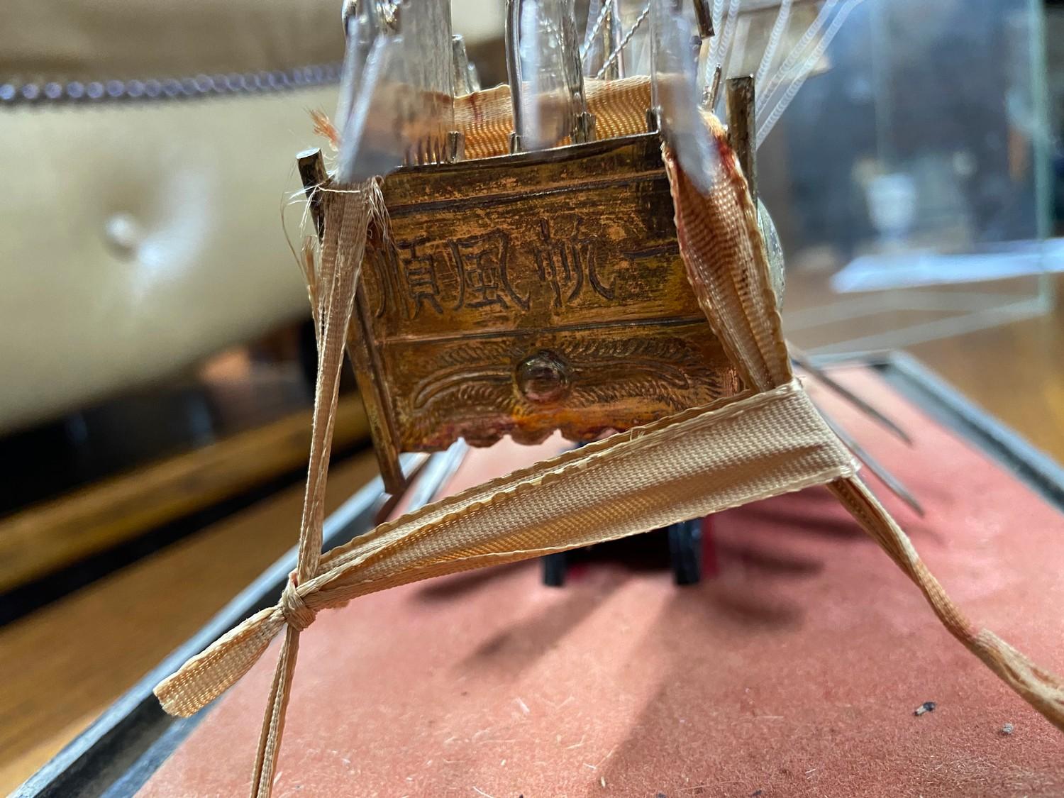 A Silver Chinese Junk boat model within a glass display. [Ship model stands 20cm in height] - Bild 2 aus 5