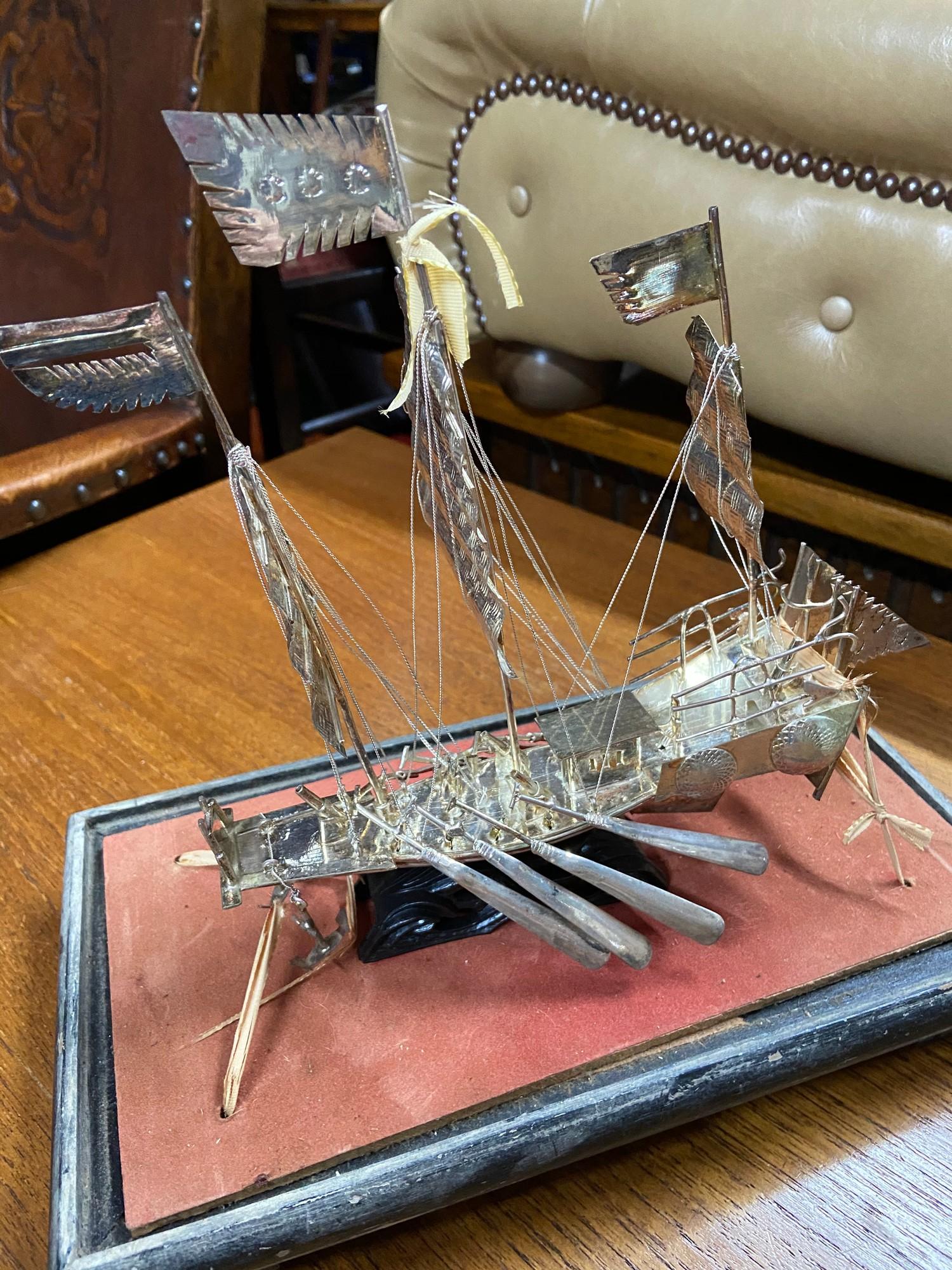A Silver Chinese Junk boat model within a glass display. [Ship model stands 20cm in height] - Bild 3 aus 5