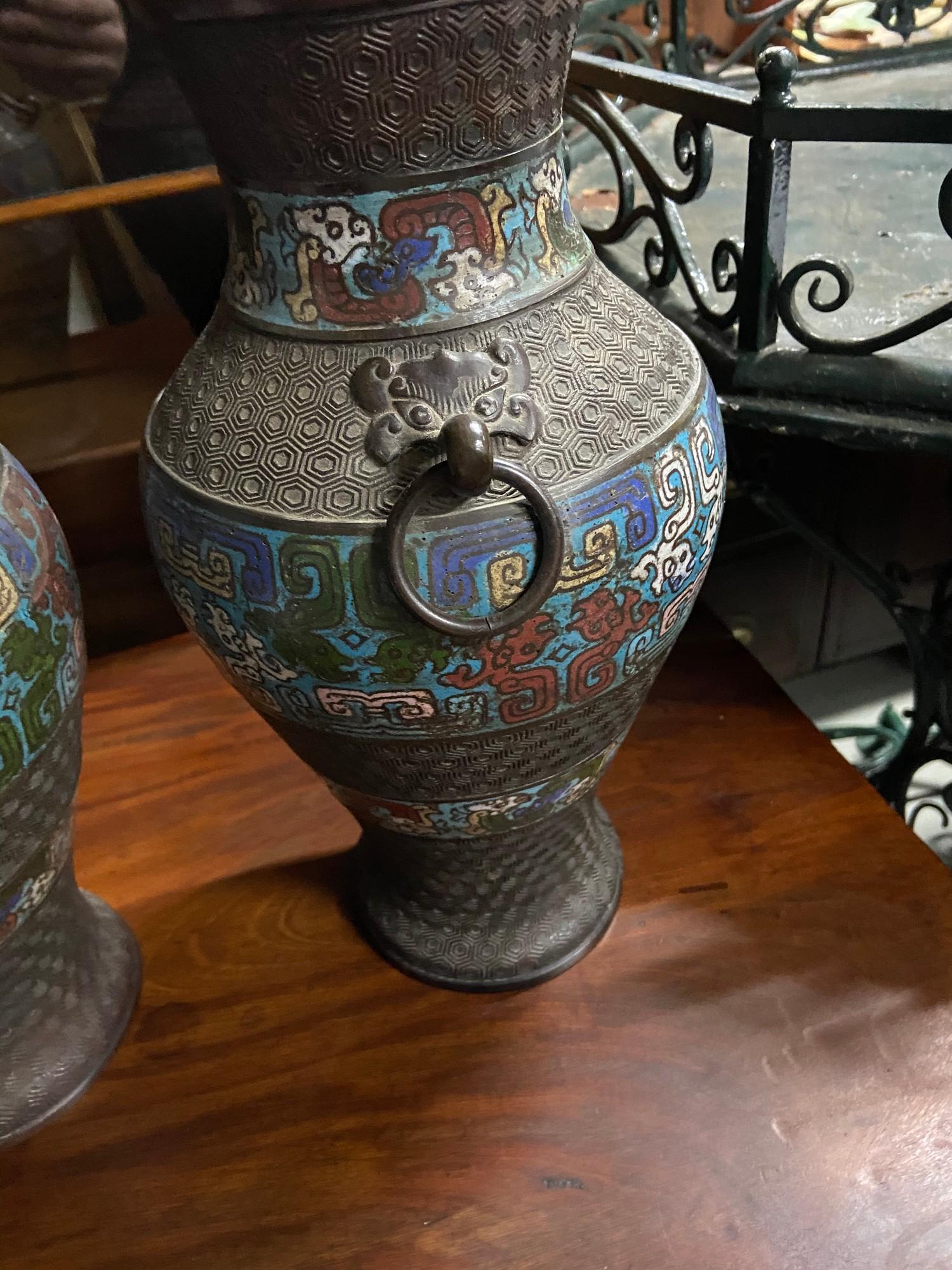 A Pair of 18th/ 19th century Chinese bronze and cloisonnï¿½ urn vases. [34cm height] - Bild 6 aus 7