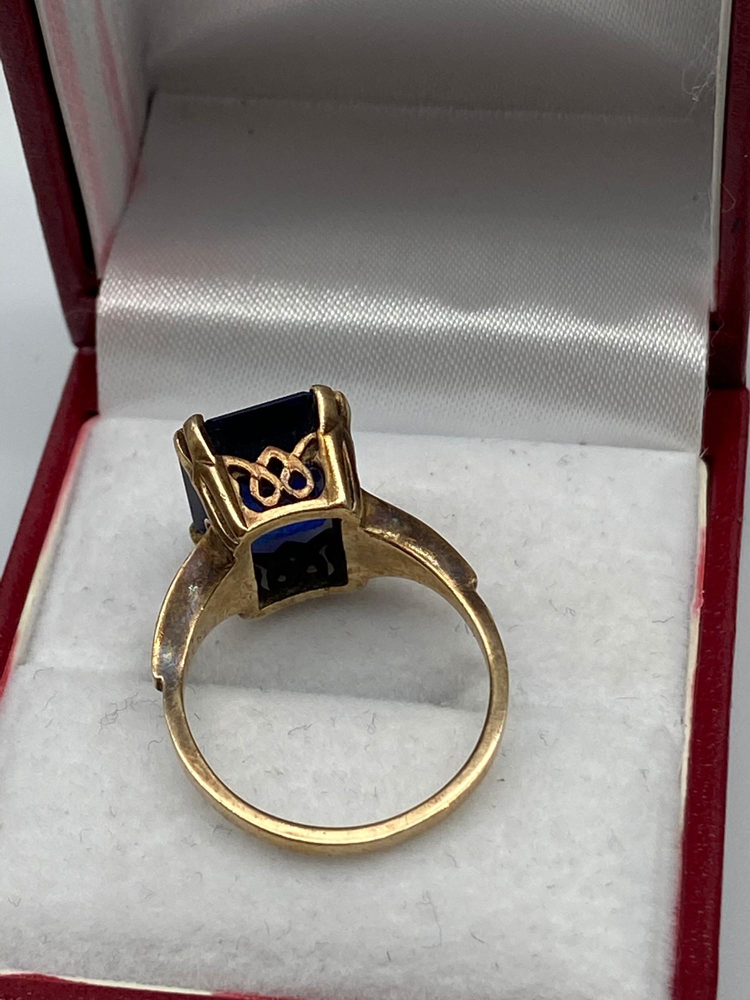 A Beautiful example of a ladies 9ct gold and single sapphire stone ring. [Ring size N] [Weighs 5. - Image 2 of 6