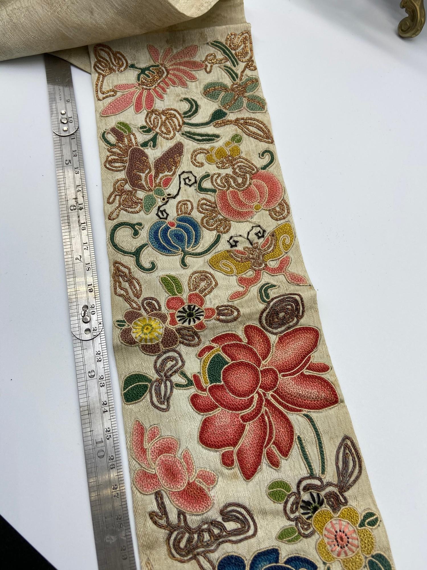 A 19th century Chinese silk tapestry sash/ table centre piece. [83cm length] - Bild 4 aus 8