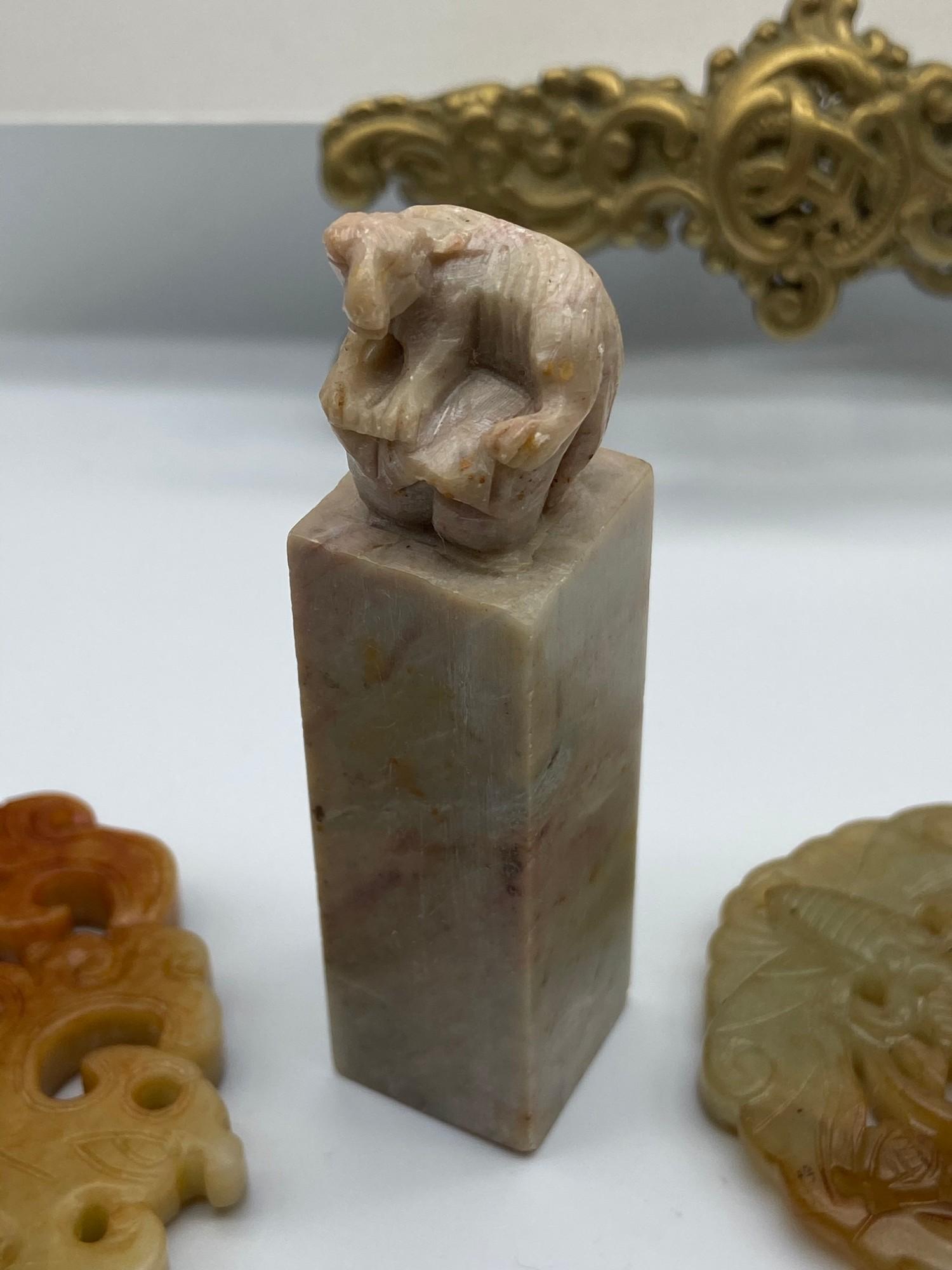 A Lot of three Chinese hardstone and Jade carvings. Which includes an ox topped seal. - Bild 3 aus 5