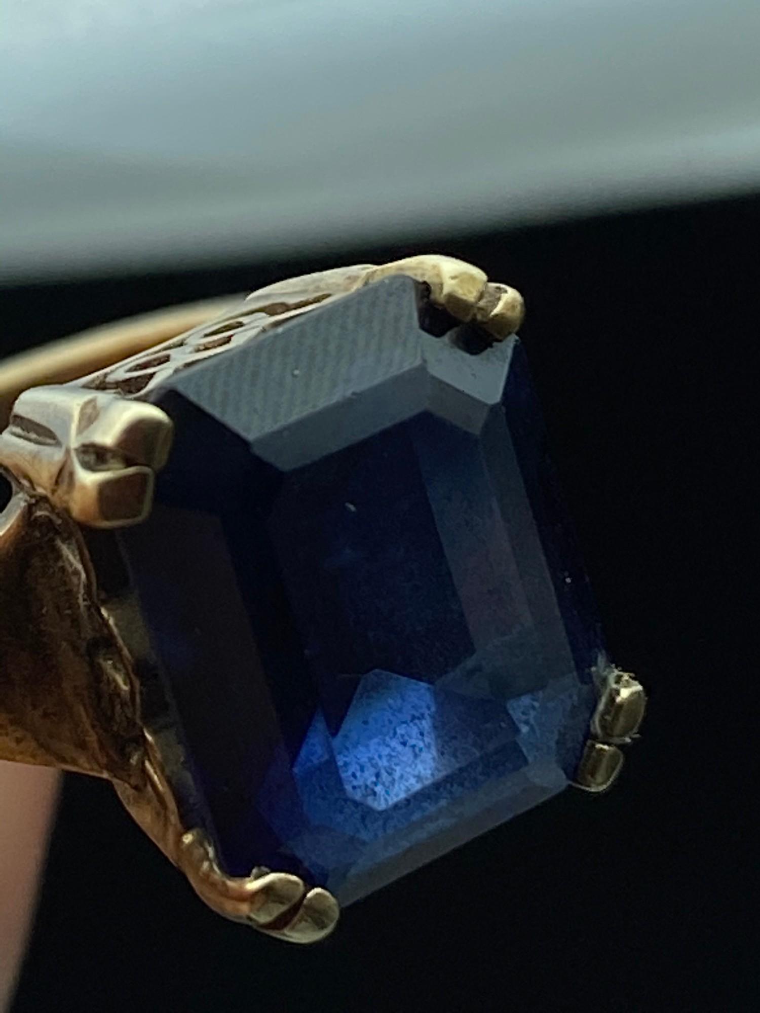 A Beautiful example of a ladies 9ct gold and single sapphire stone ring. [Ring size N] [Weighs 5. - Image 5 of 6