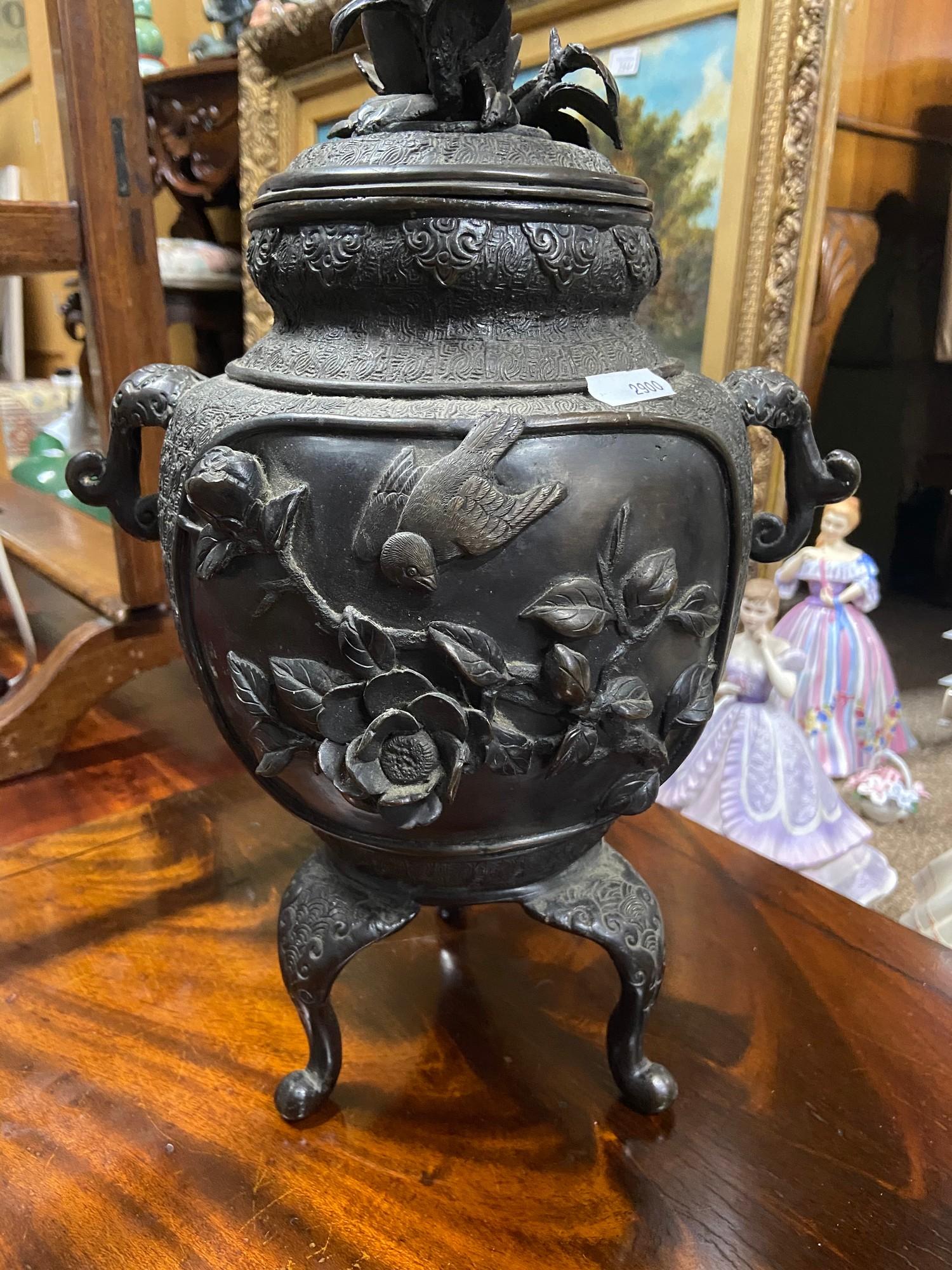 A 19th century large Chinese bronze incense burner pot, showing raised relief figures and designs. - Bild 5 aus 8