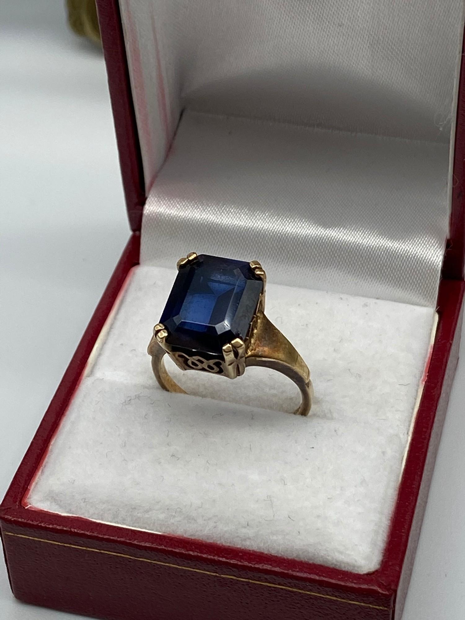 A Beautiful example of a ladies 9ct gold and single sapphire stone ring. [Ring size N] [Weighs 5.