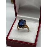 A Beautiful example of a ladies 9ct gold and single sapphire stone ring. [Ring size N] [Weighs 5.