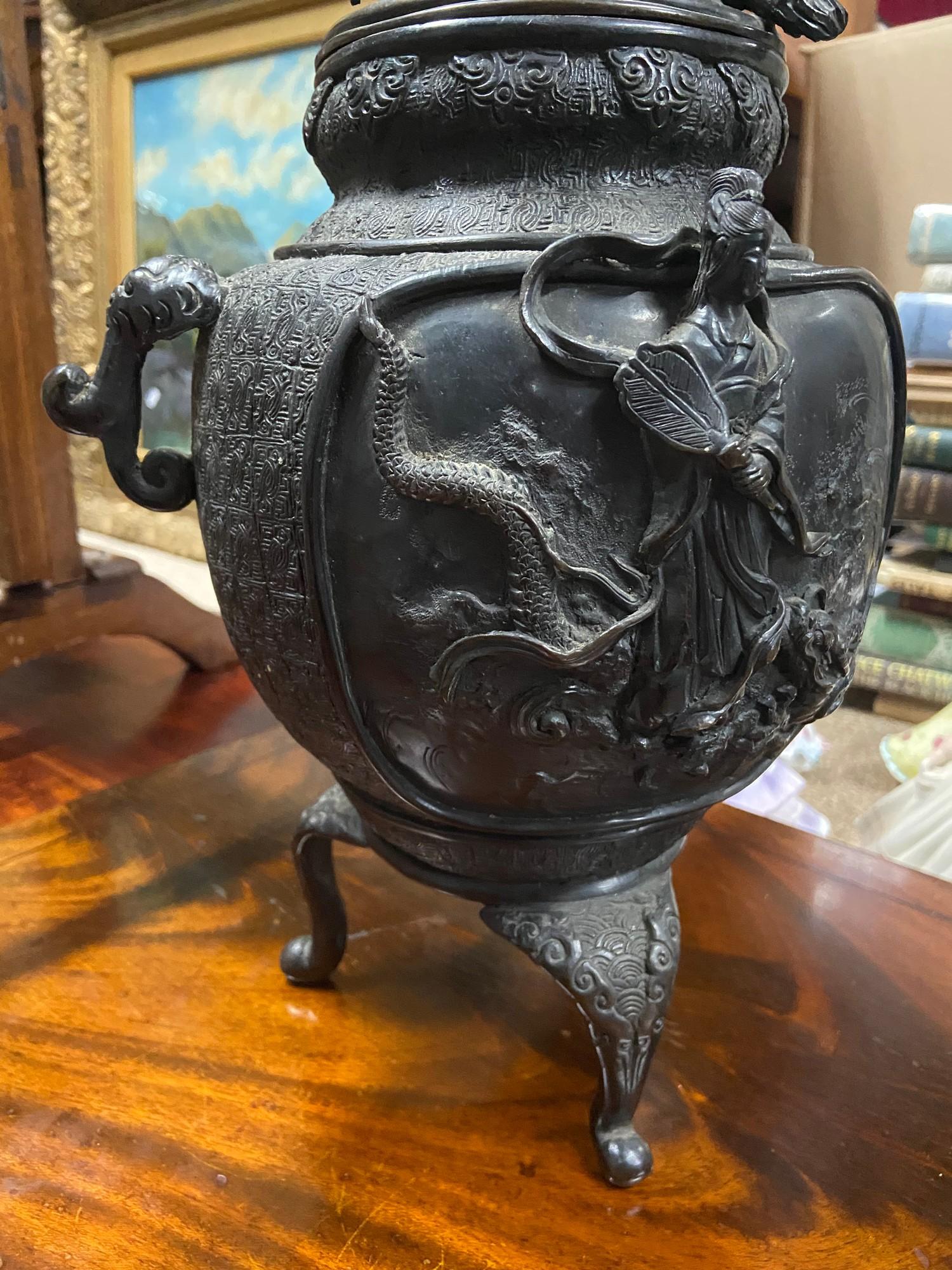 A 19th century large Chinese bronze incense burner pot, showing raised relief figures and designs. - Bild 3 aus 8